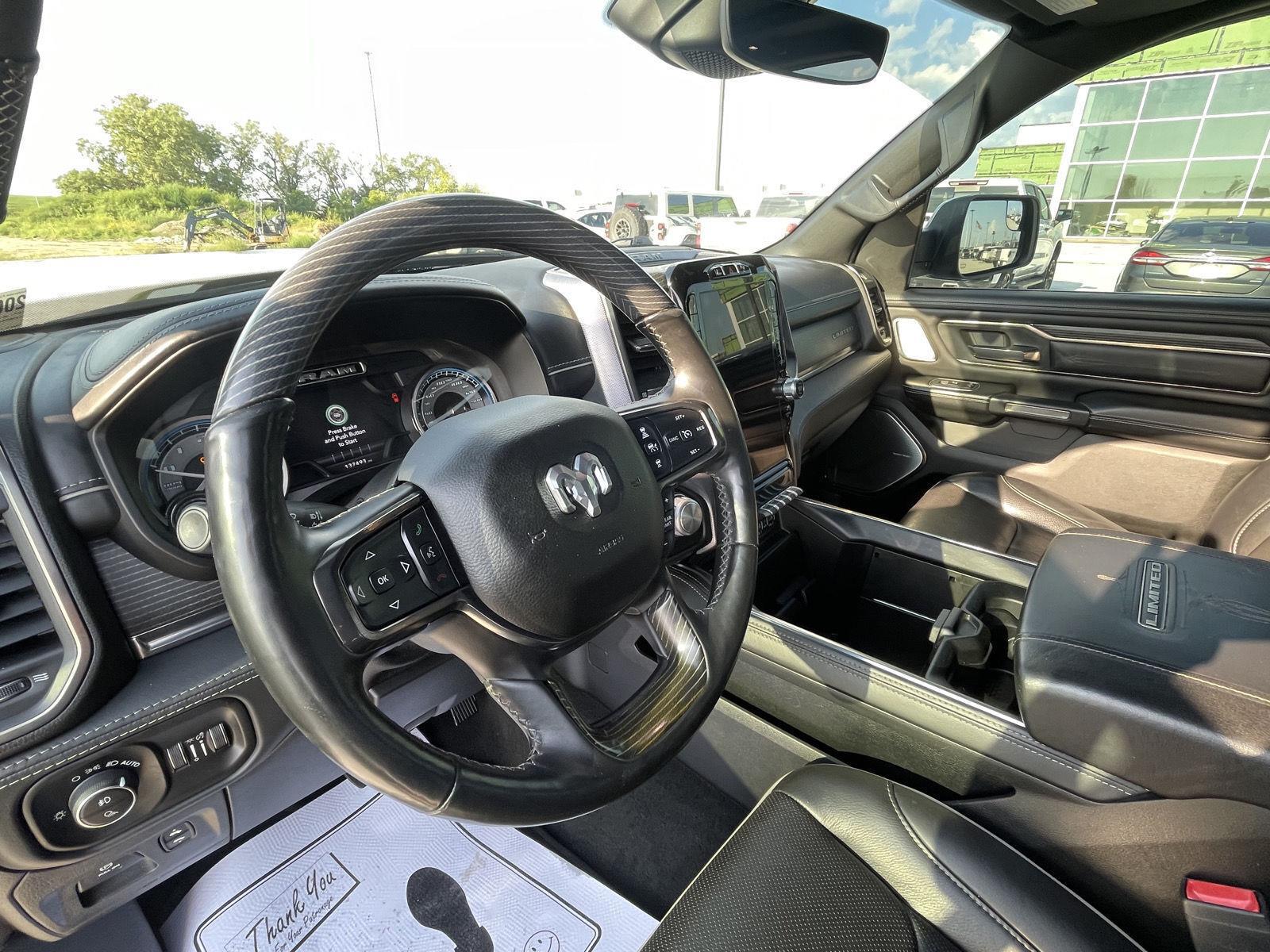 Vehicle photo 14