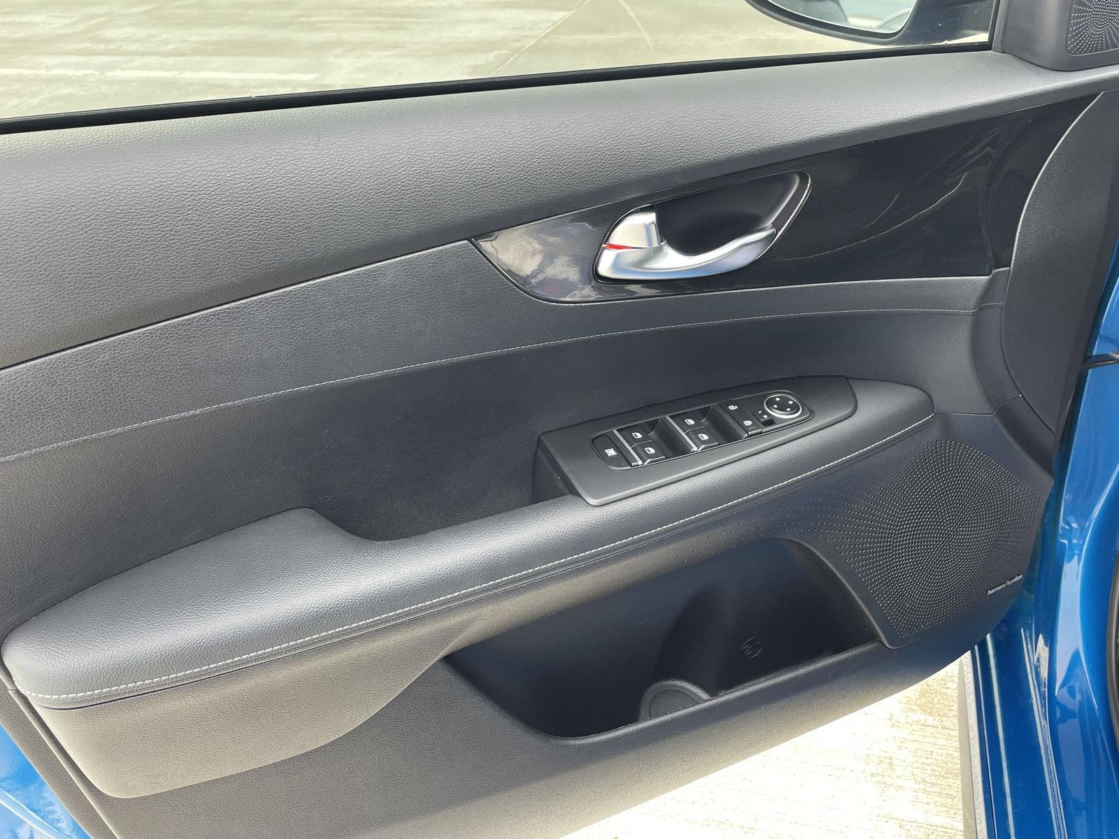 Vehicle photo 11