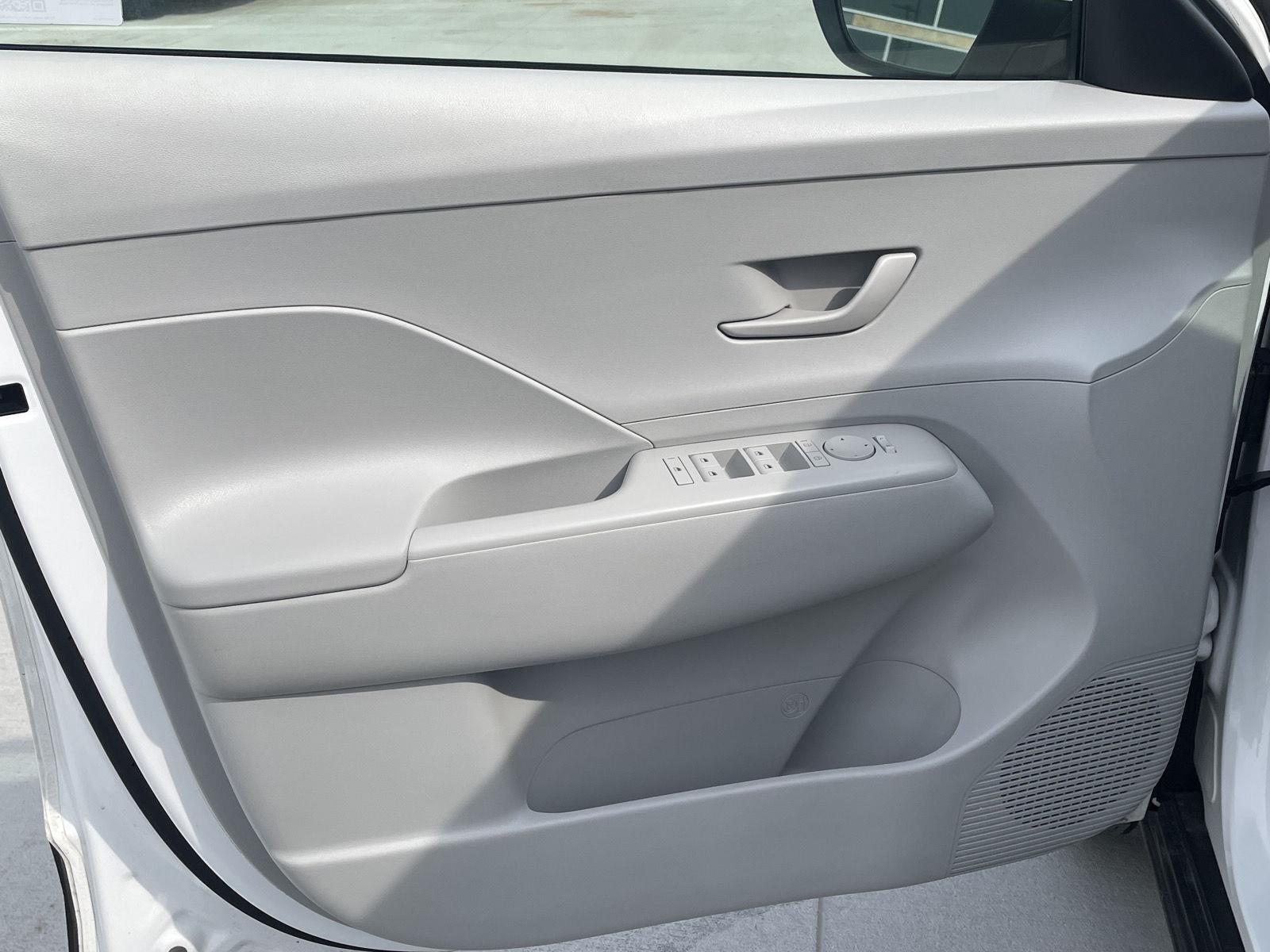 Vehicle photo 12