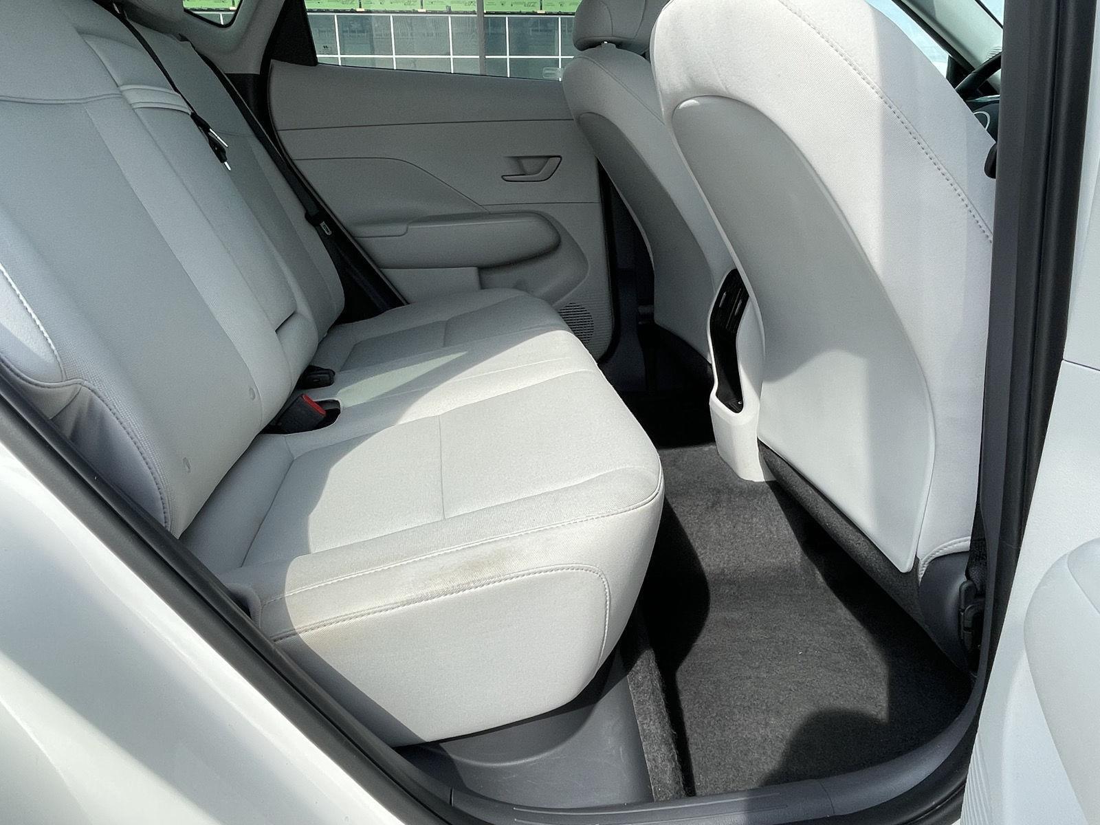 Vehicle photo 18