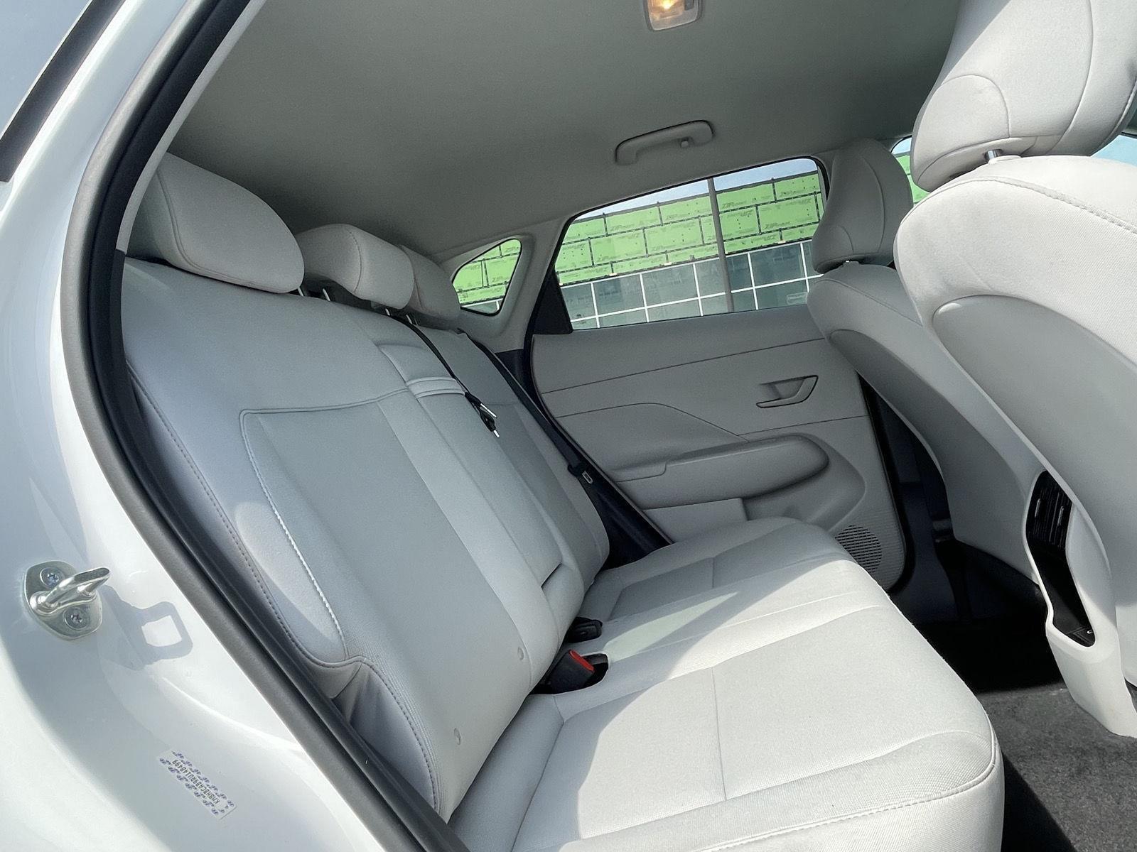 Vehicle photo 19