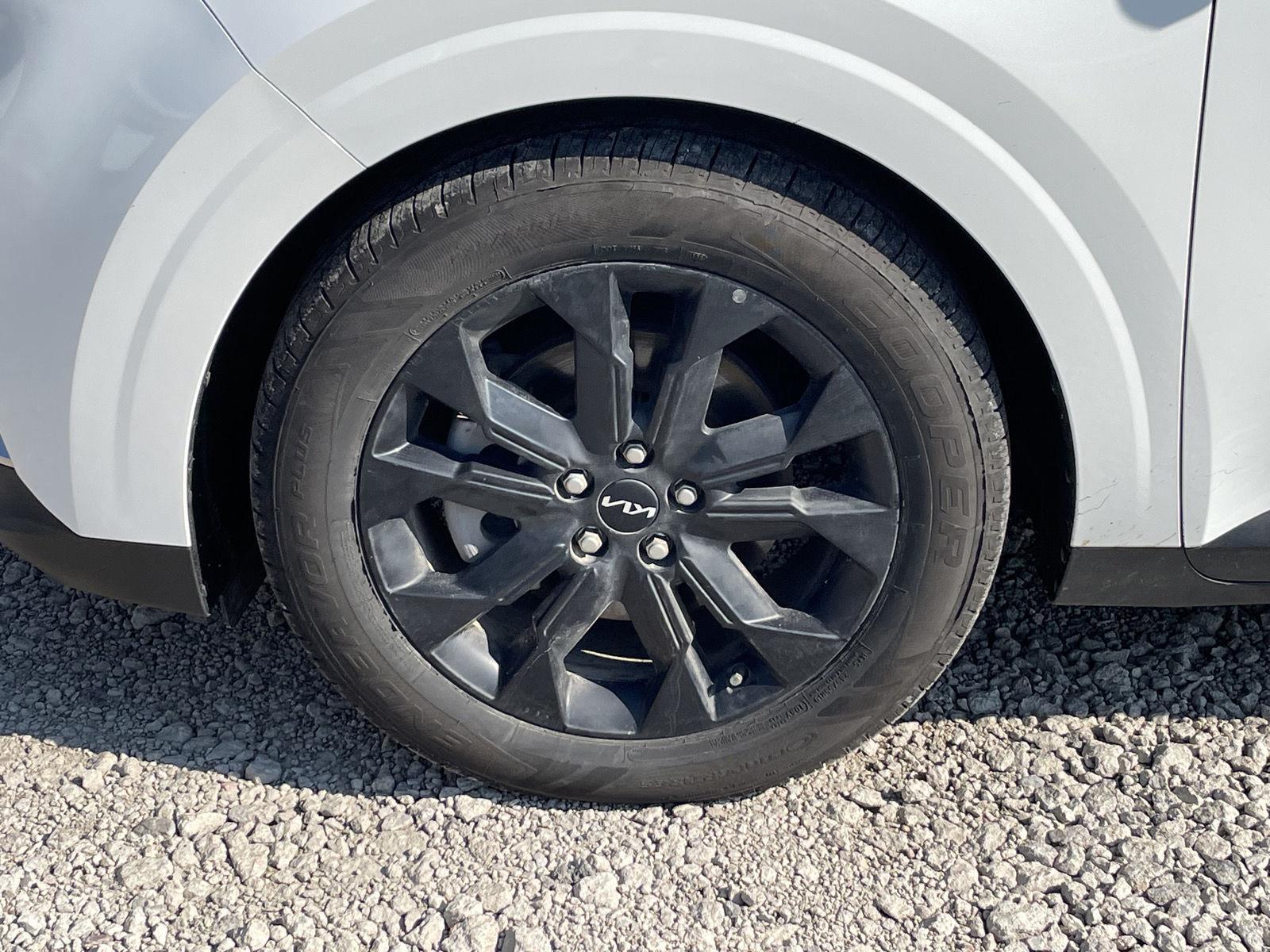 Vehicle photo 10