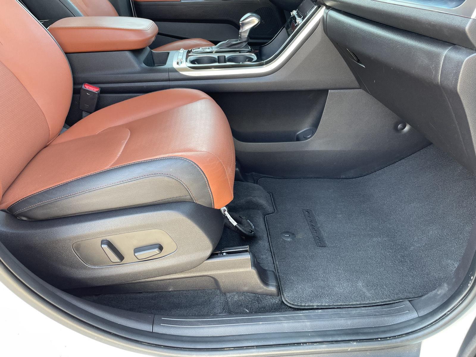 Vehicle photo 24