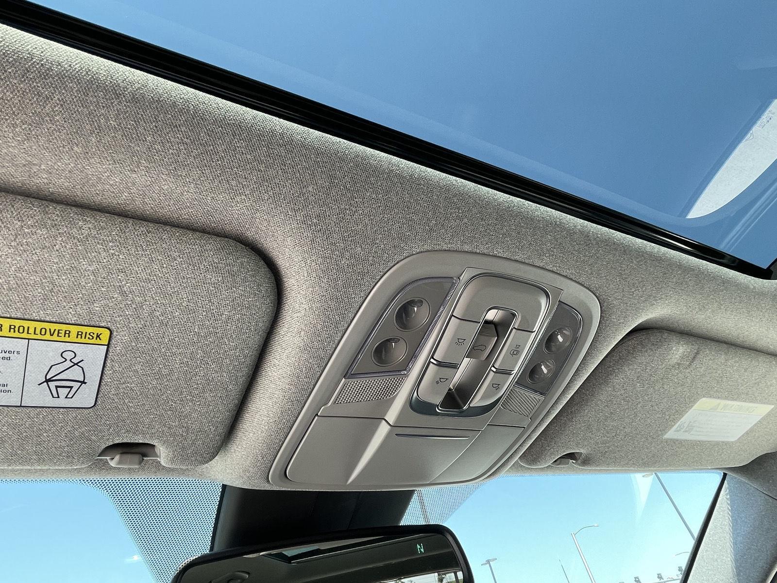 Vehicle photo 17
