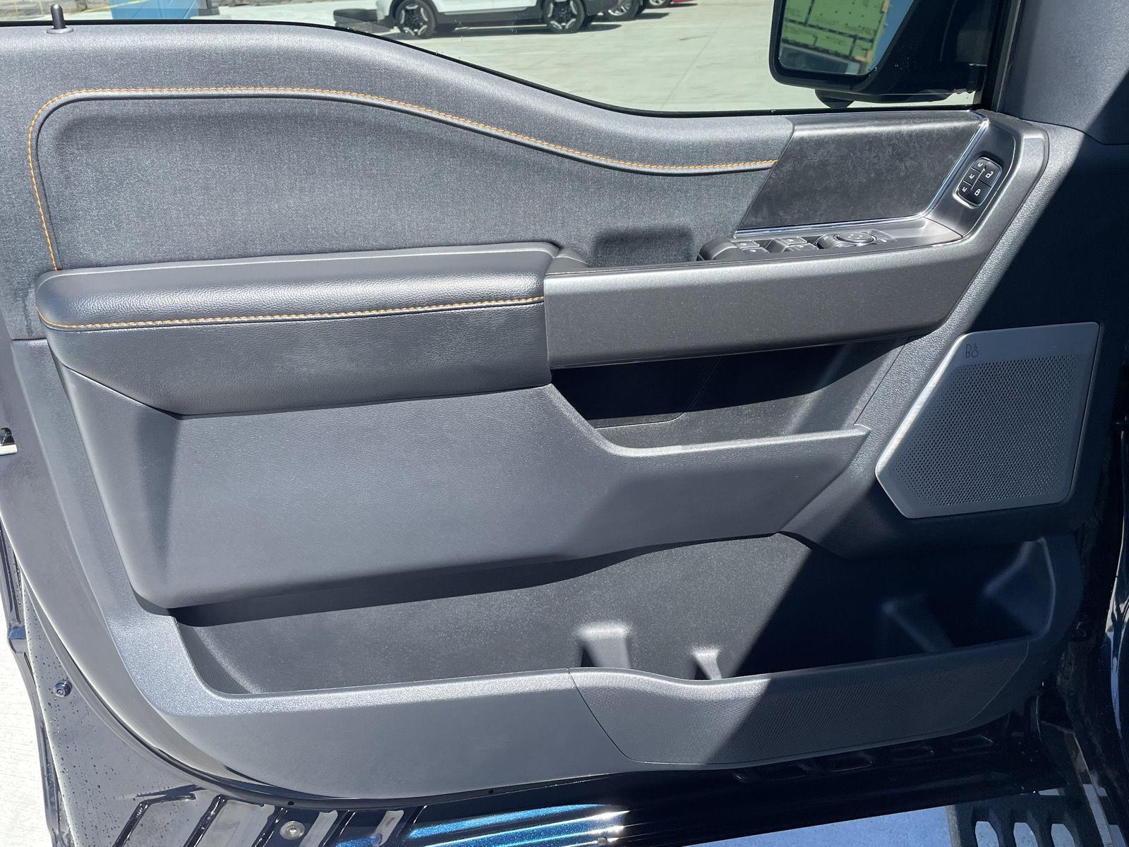 Vehicle photo 12