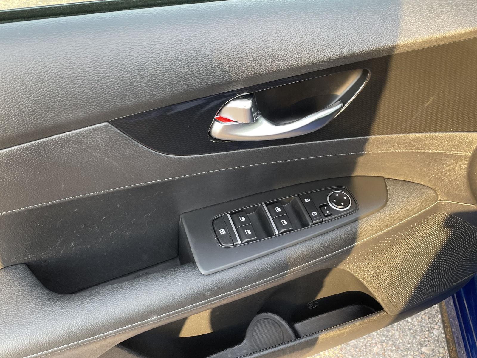Vehicle photo 12