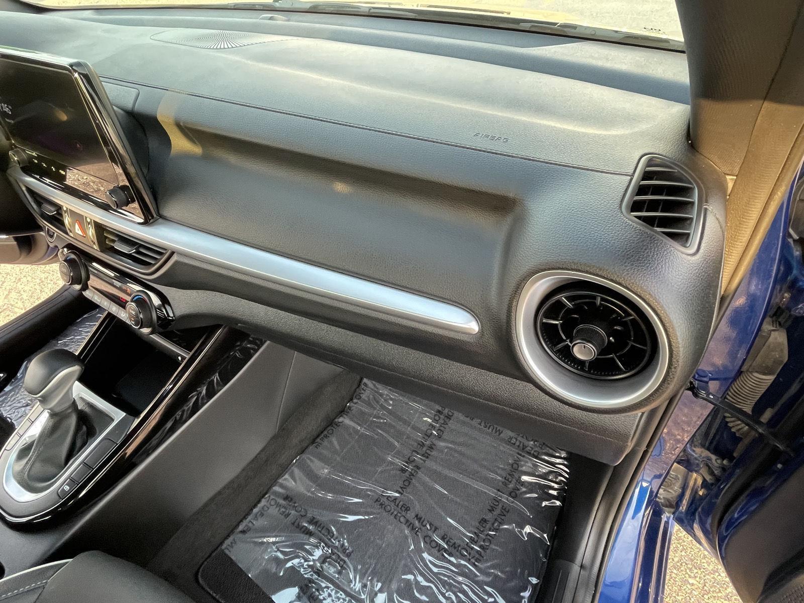 Vehicle photo 18