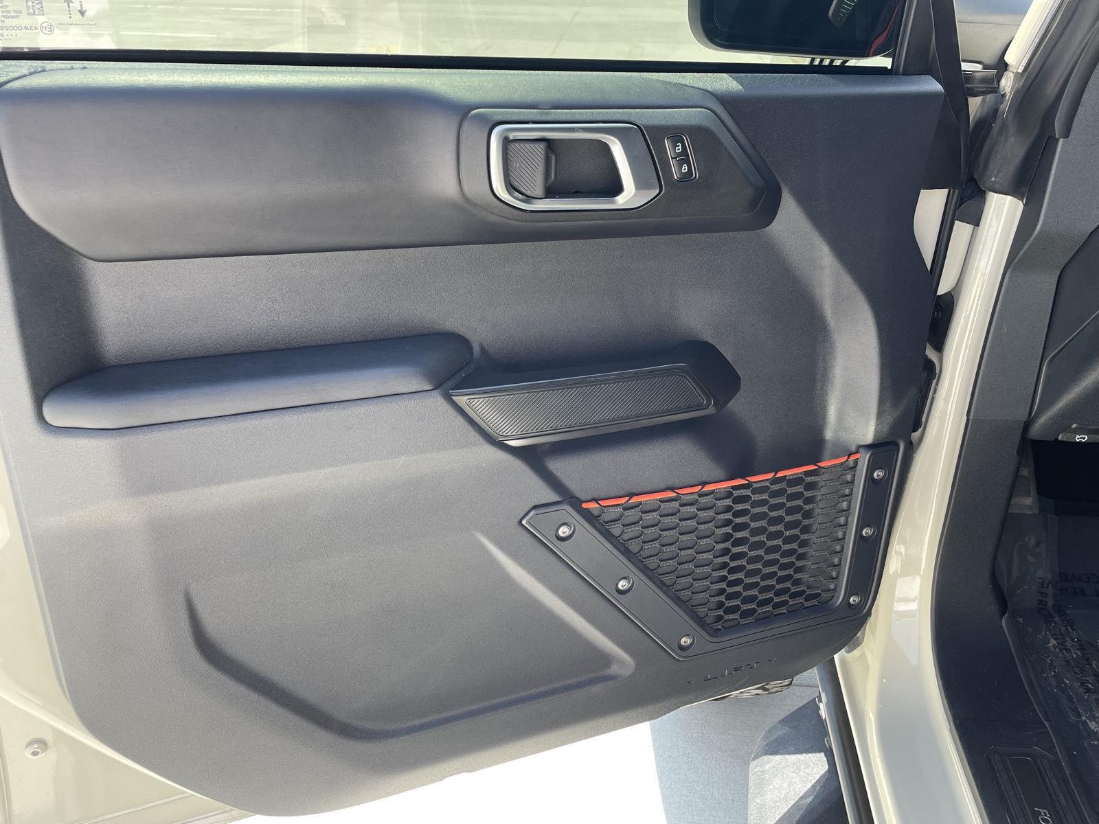 Vehicle photo 12