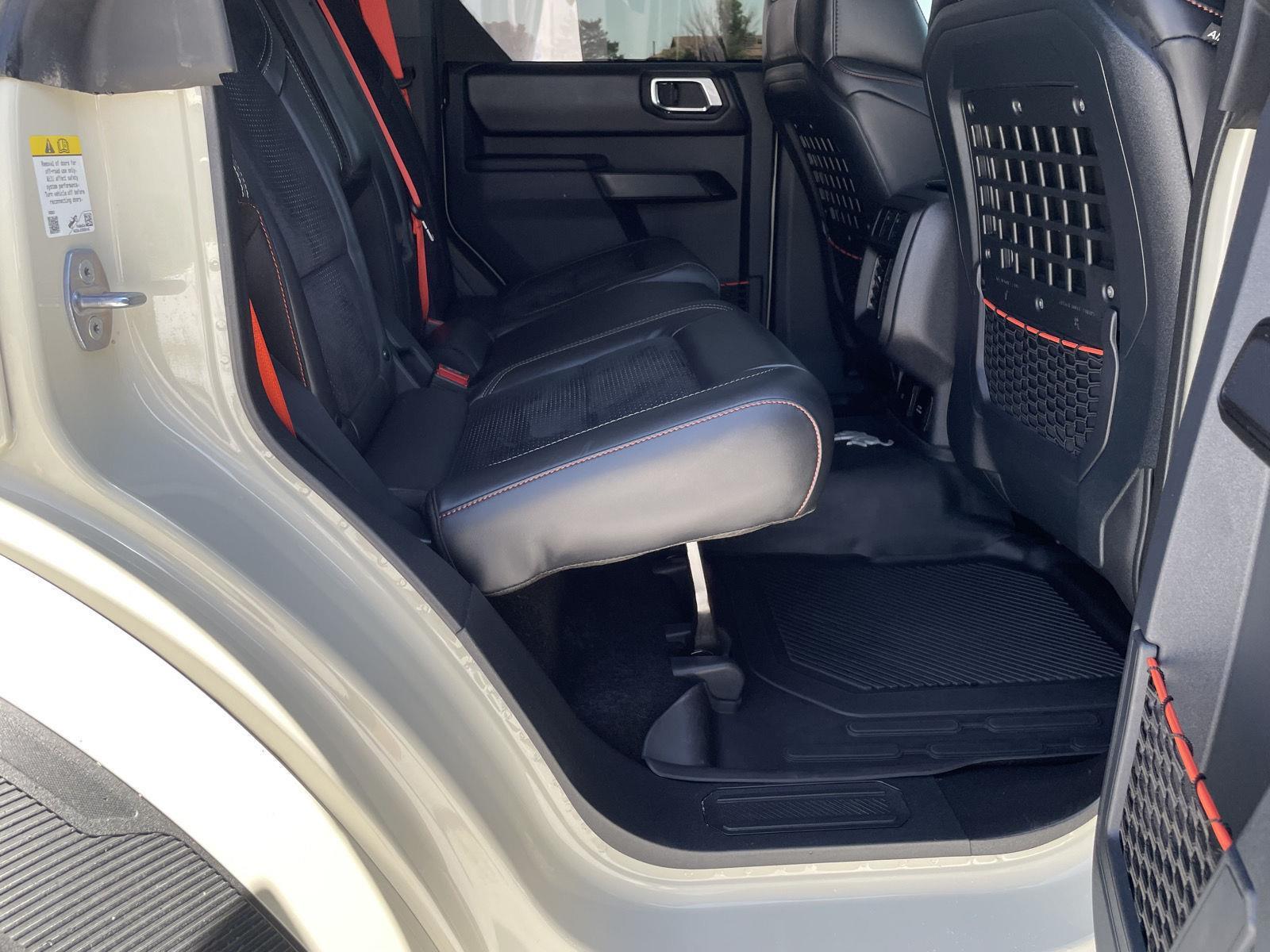Vehicle photo 19