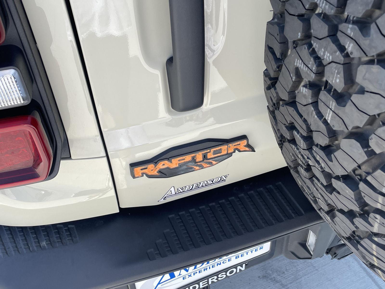 Vehicle photo 23
