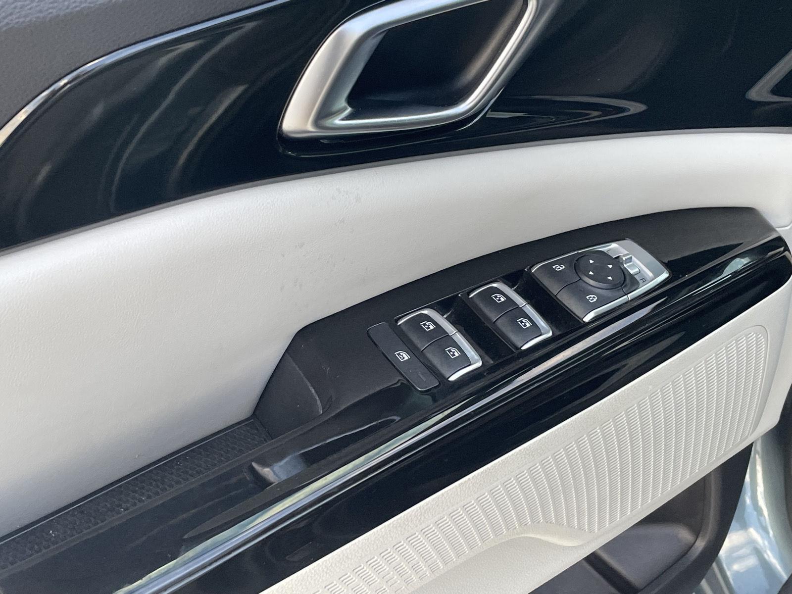 Vehicle photo 12