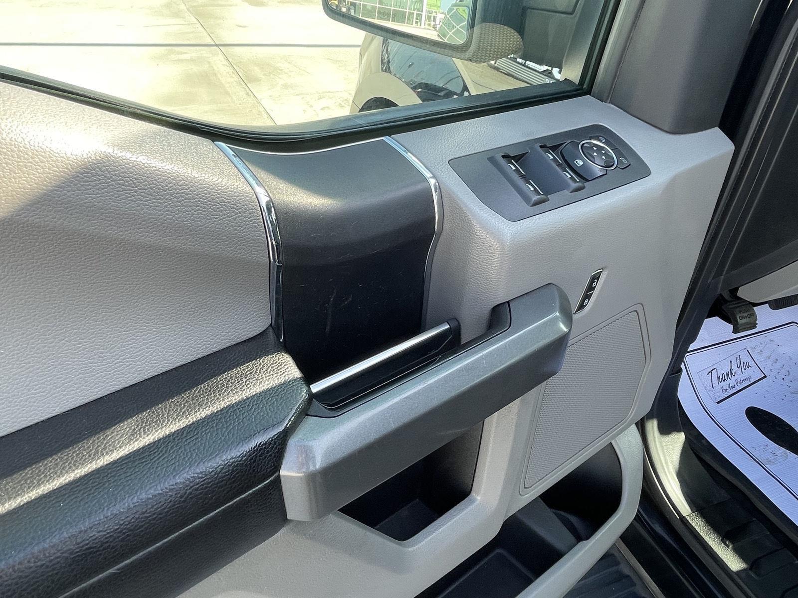Vehicle photo 12