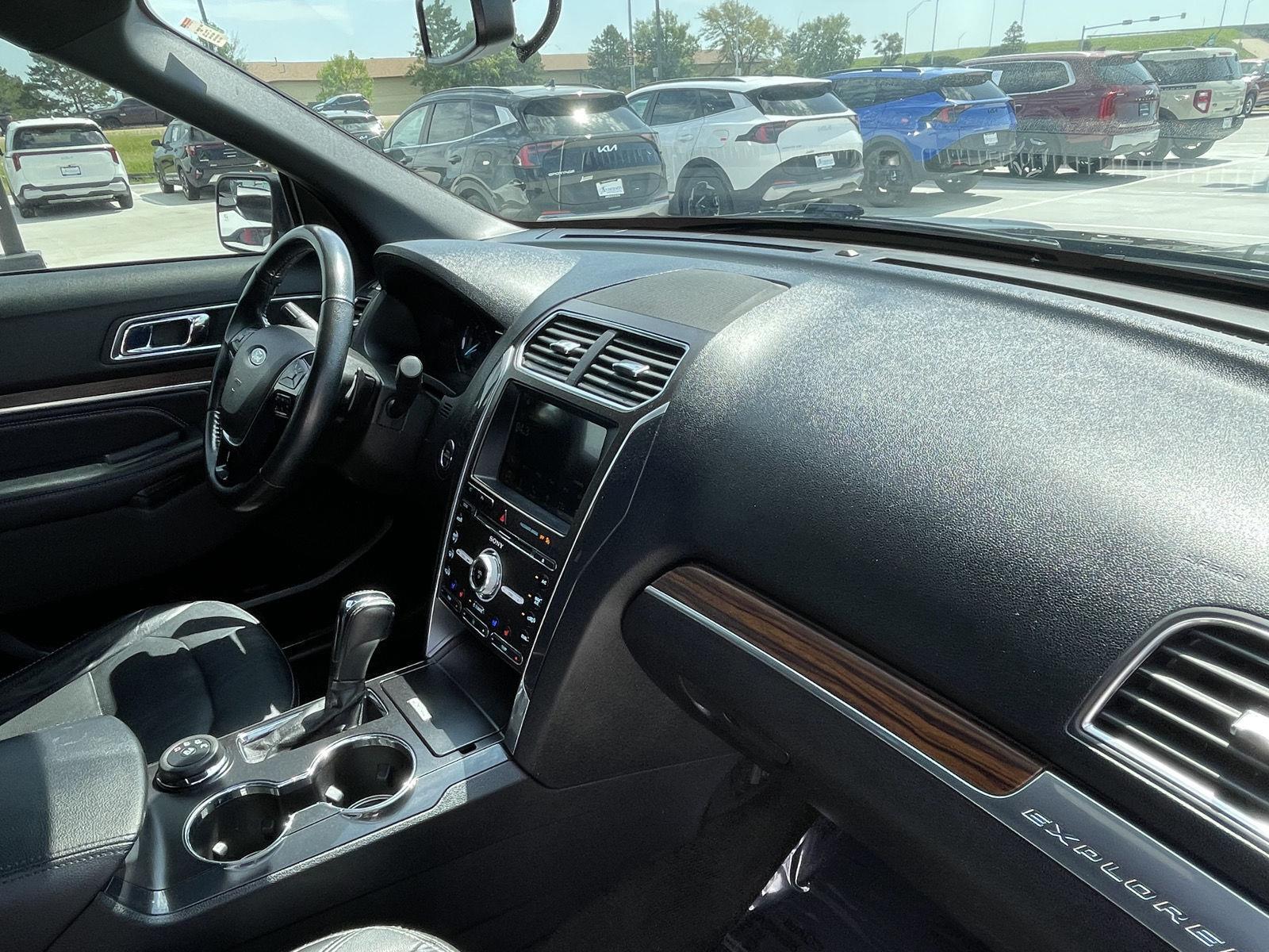 Vehicle photo 19