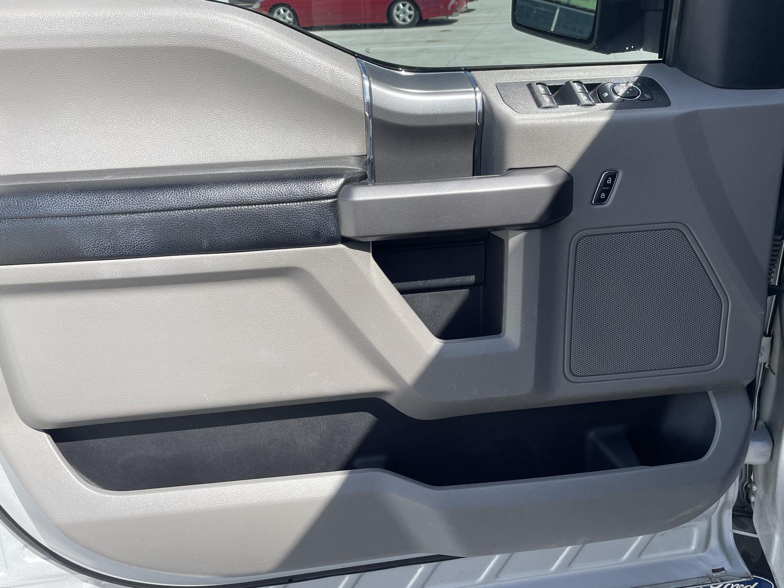 Vehicle photo 12