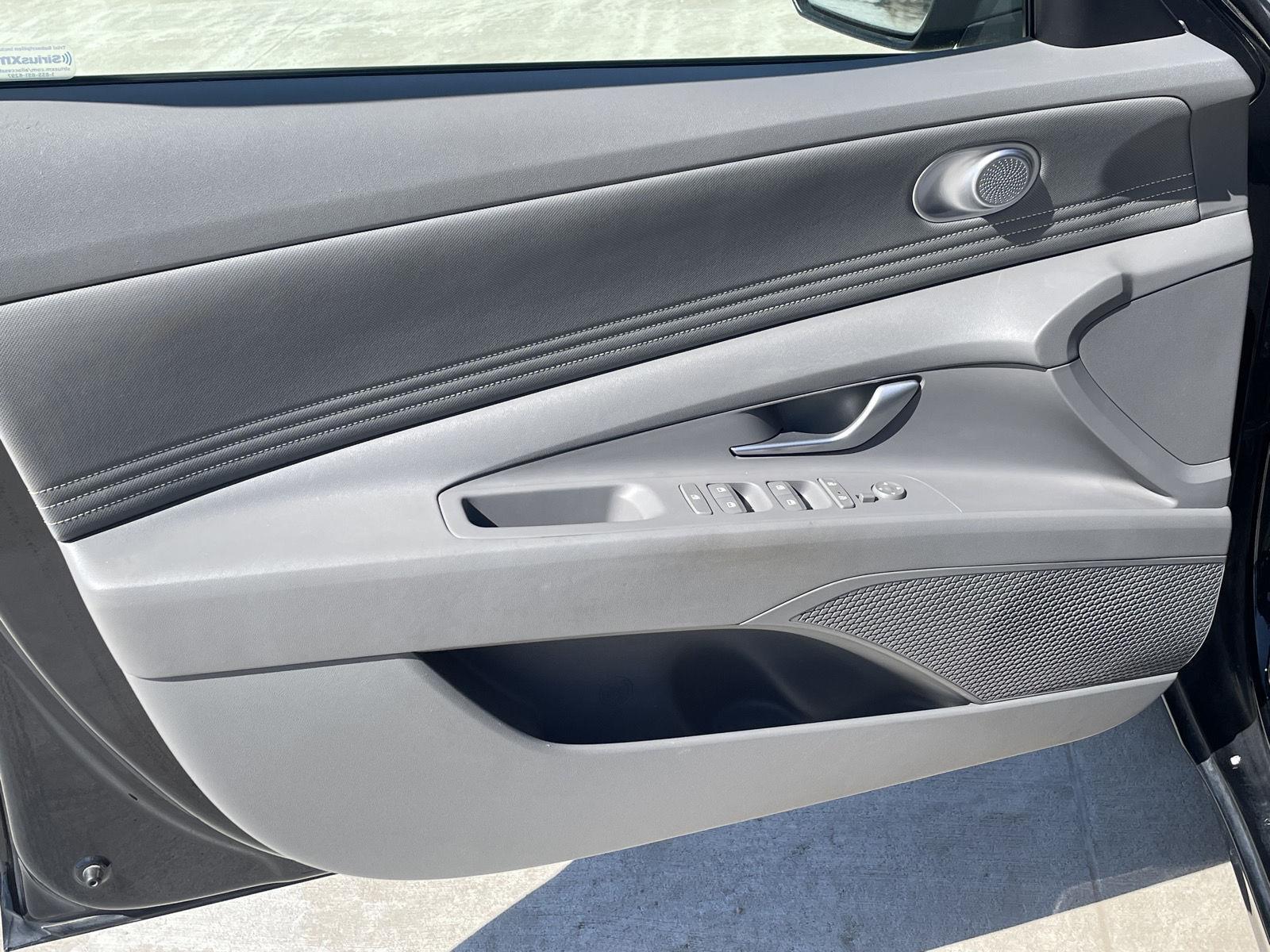 Vehicle photo 12