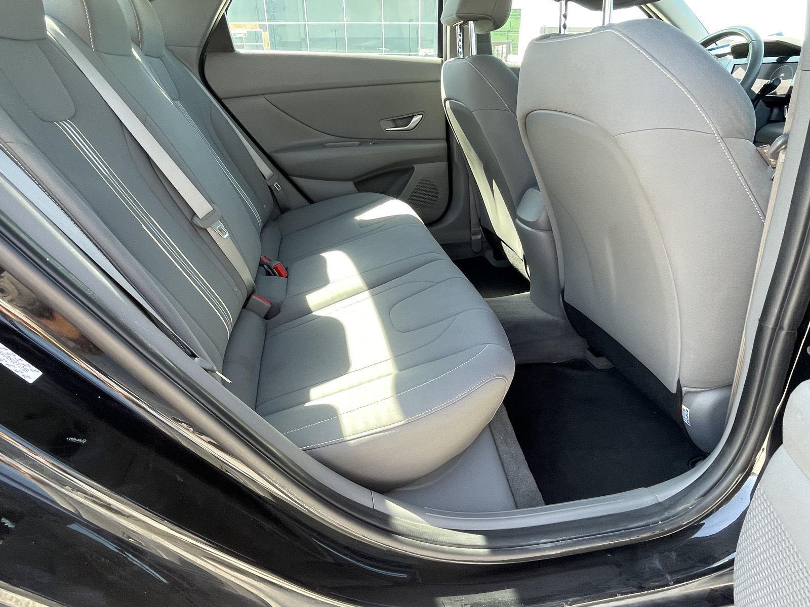 Vehicle photo 18