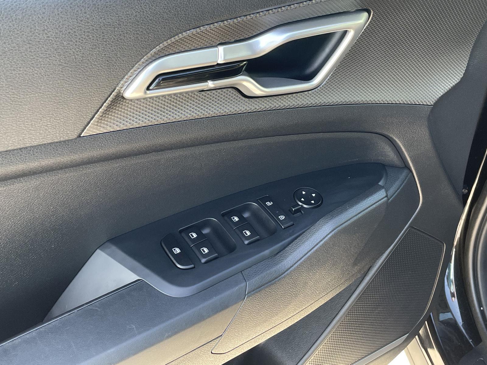 Vehicle photo 12