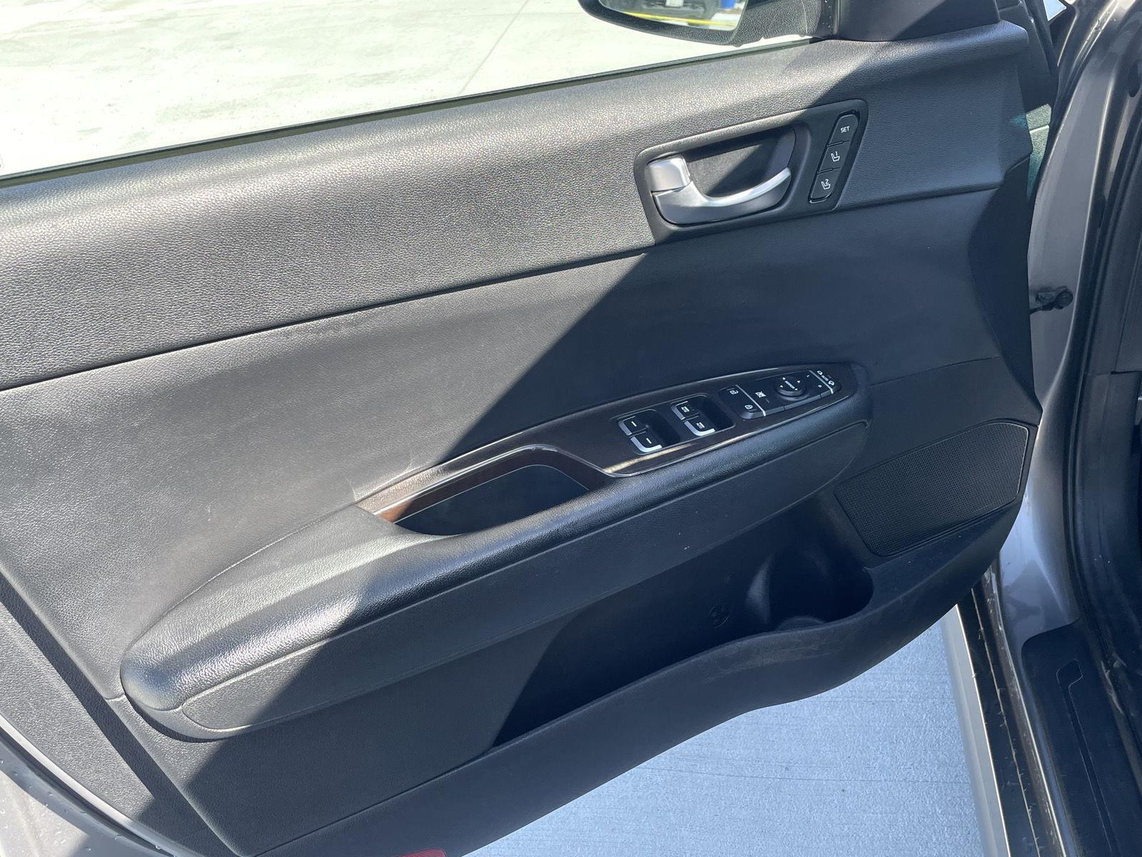Vehicle photo 11