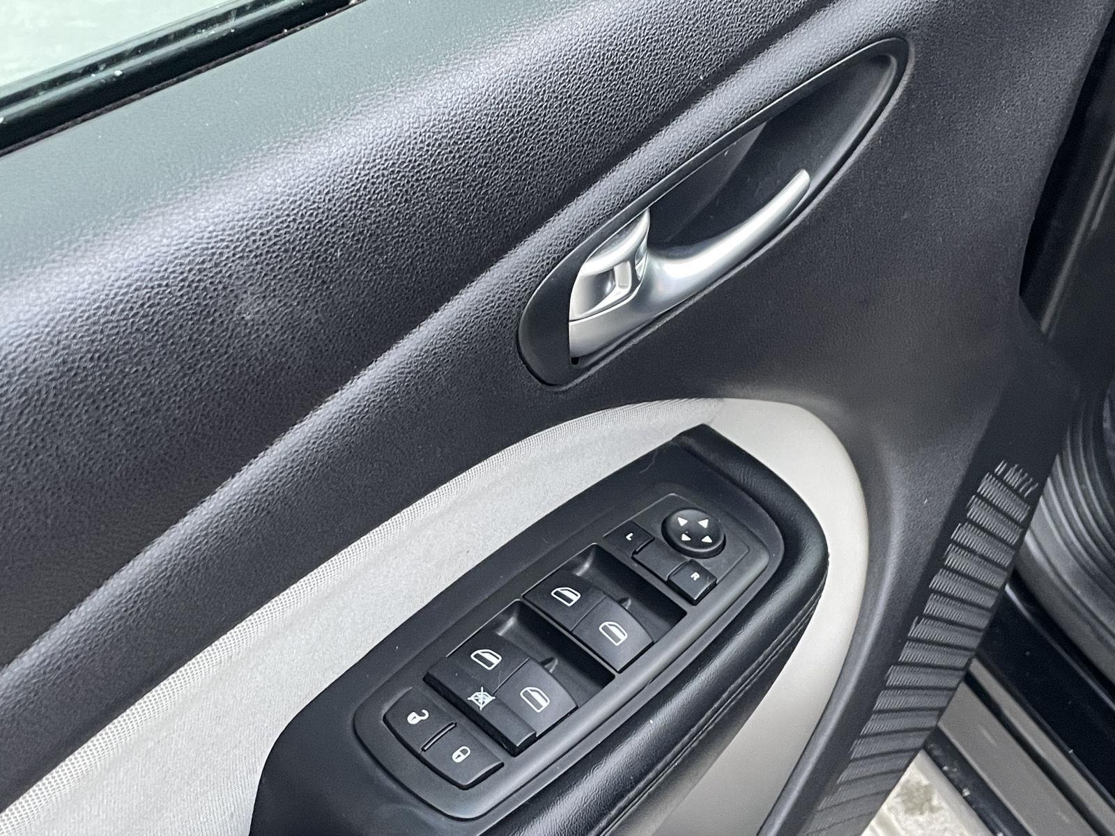 Vehicle photo 12