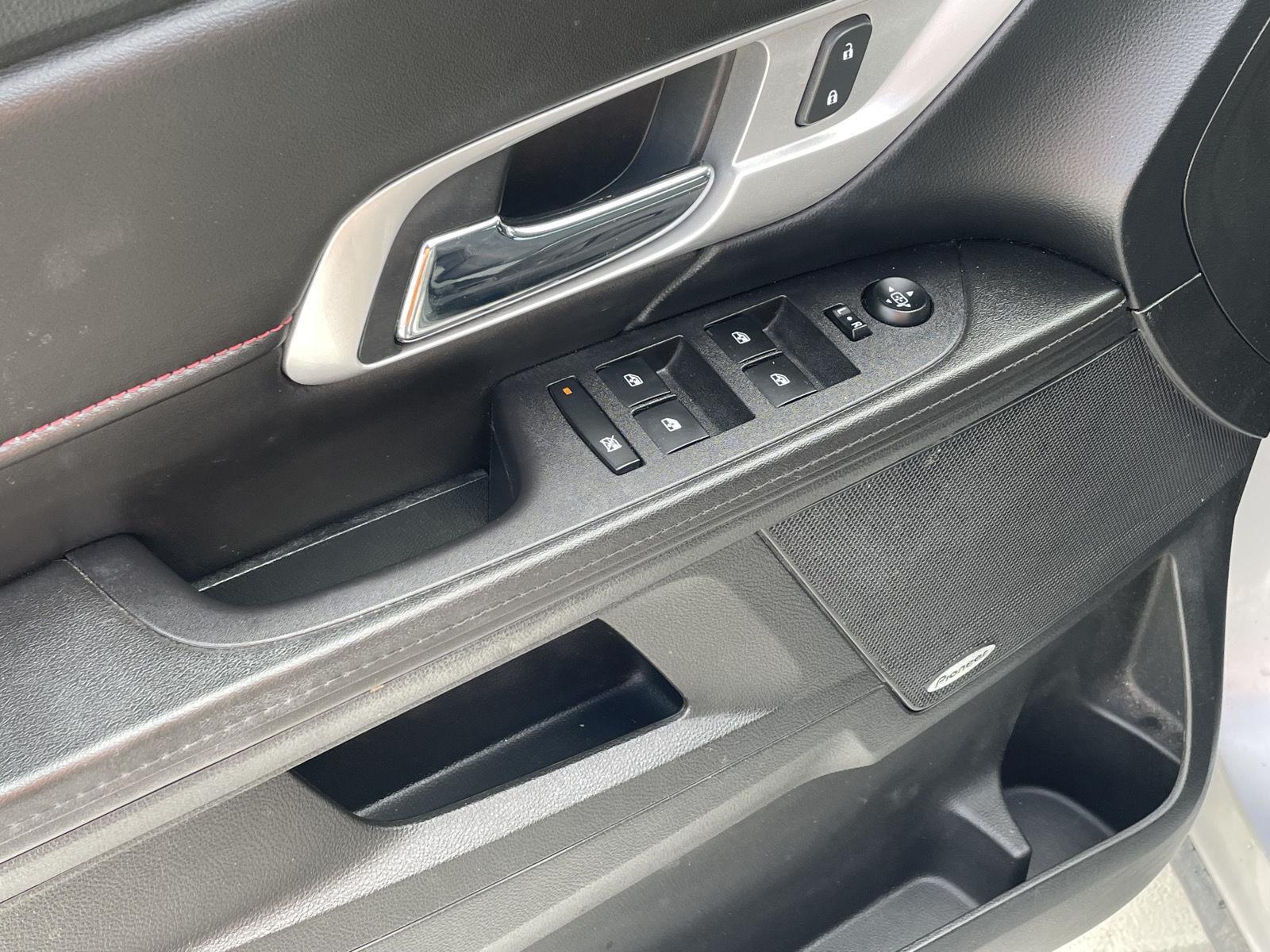 Vehicle photo 12