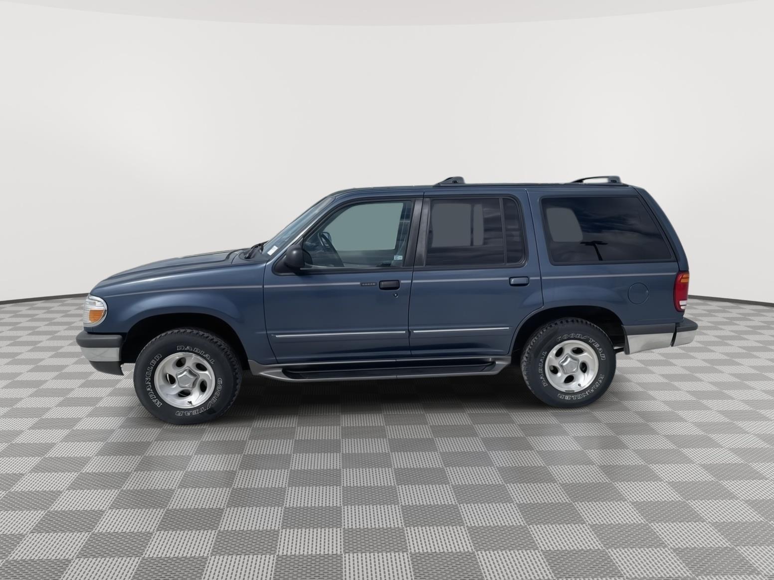 Vehicle photo 2