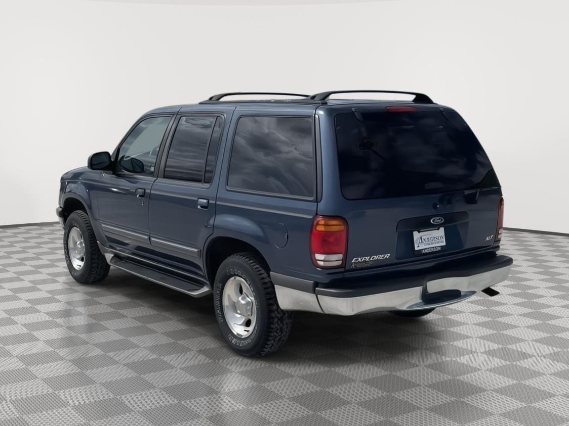 Vehicle photo 4