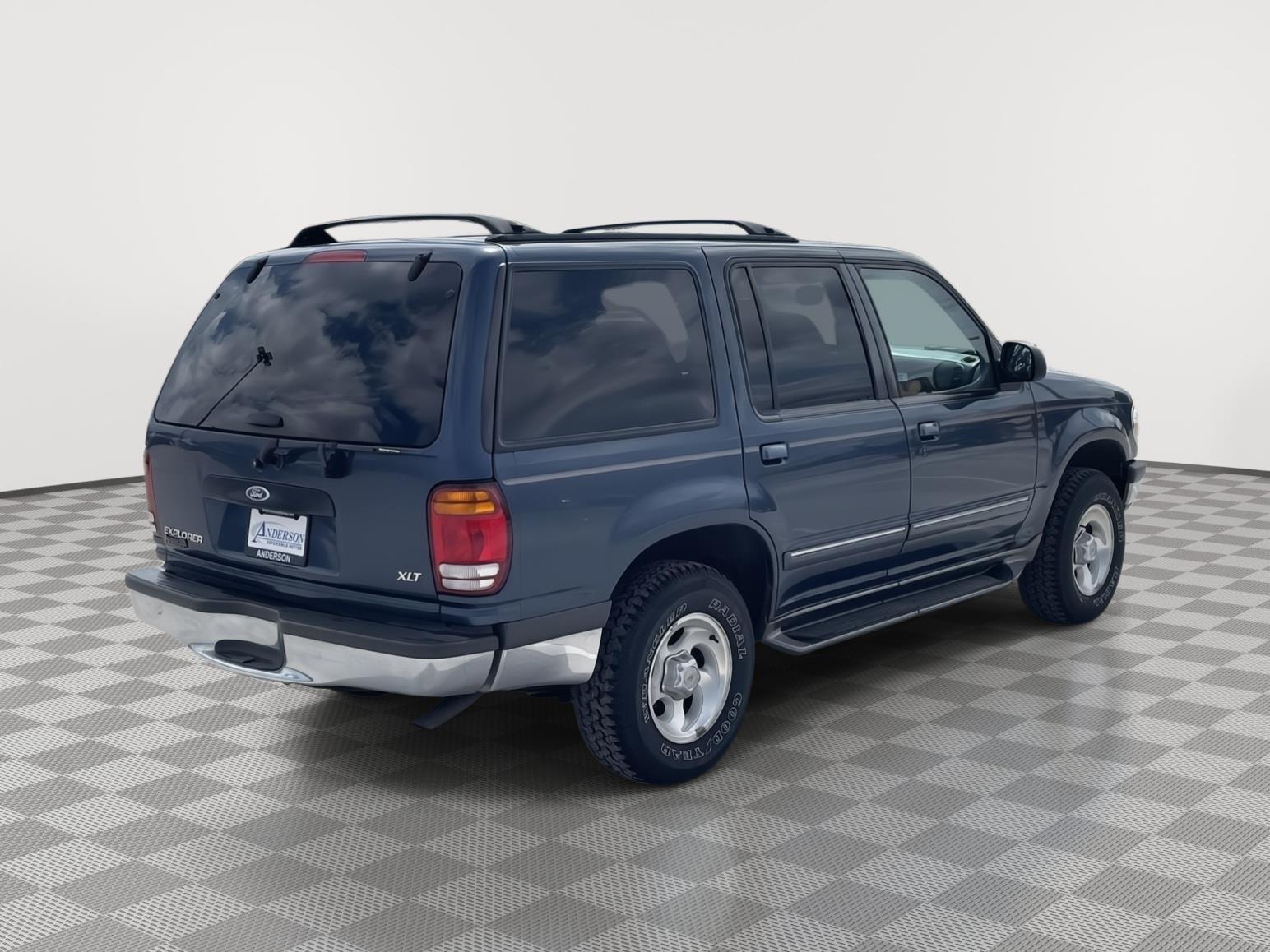 Vehicle photo 6