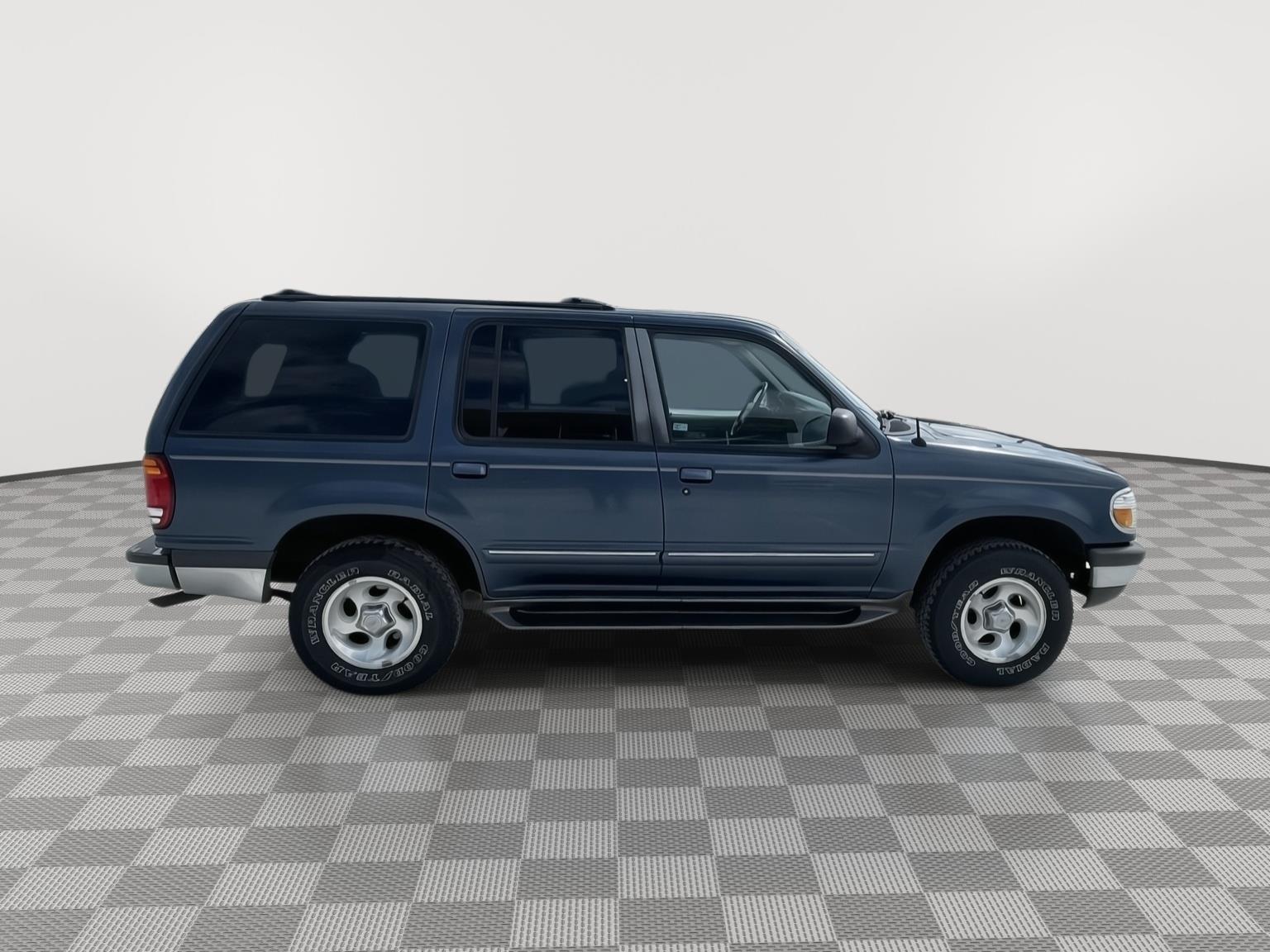 Vehicle photo 7