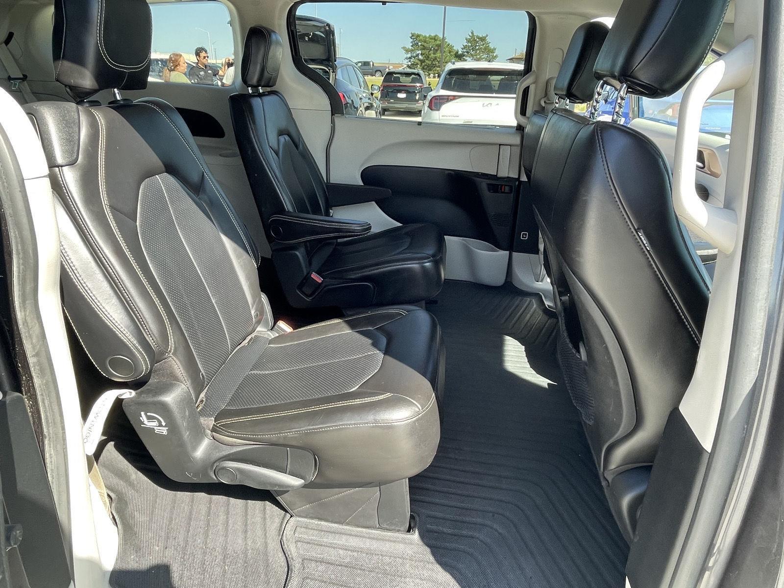 Vehicle photo 17