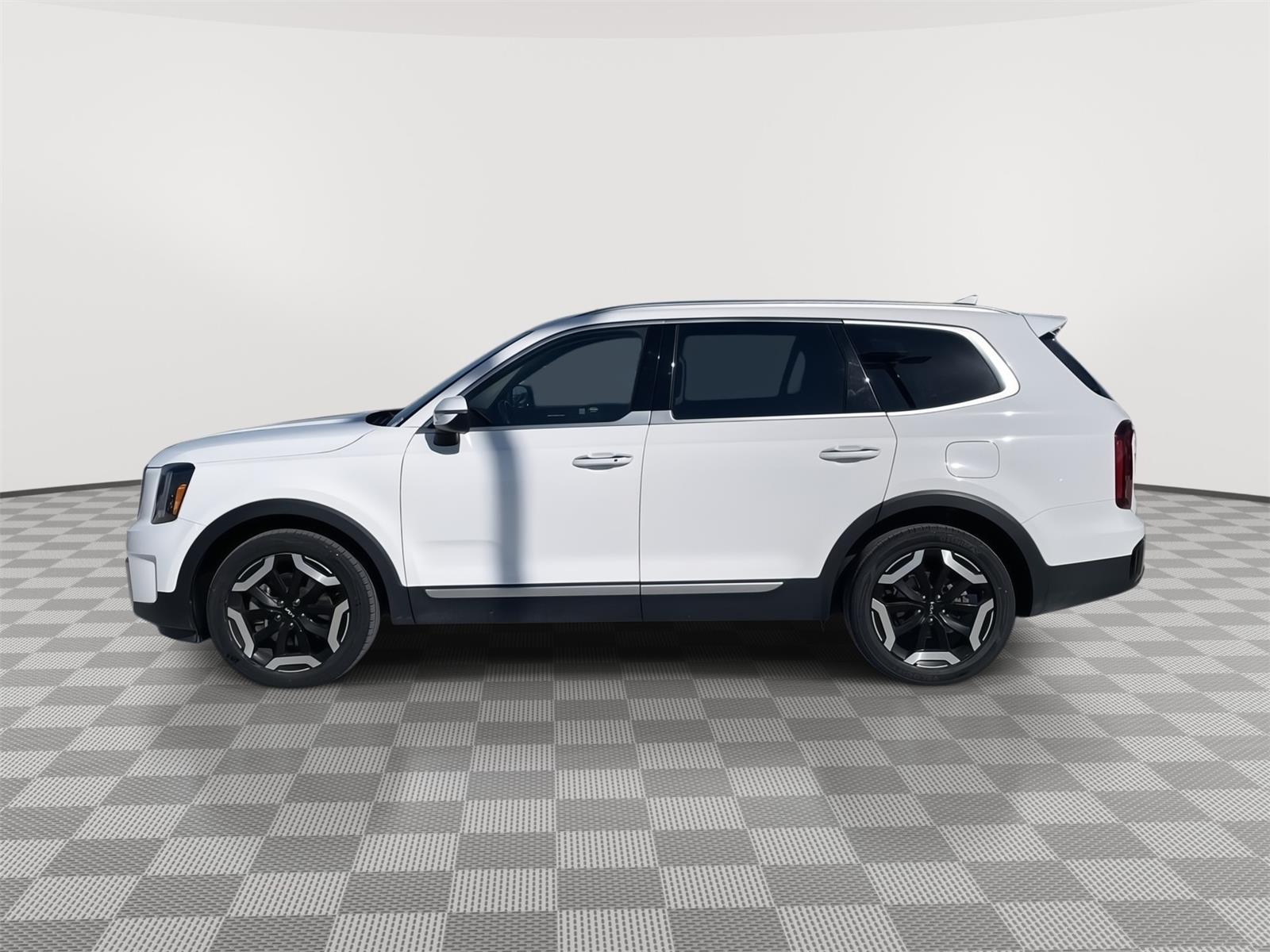 Vehicle photo 2