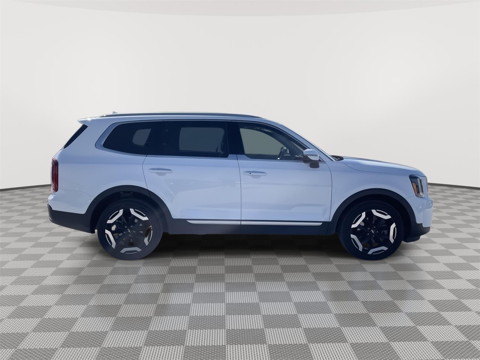 Vehicle photo 7