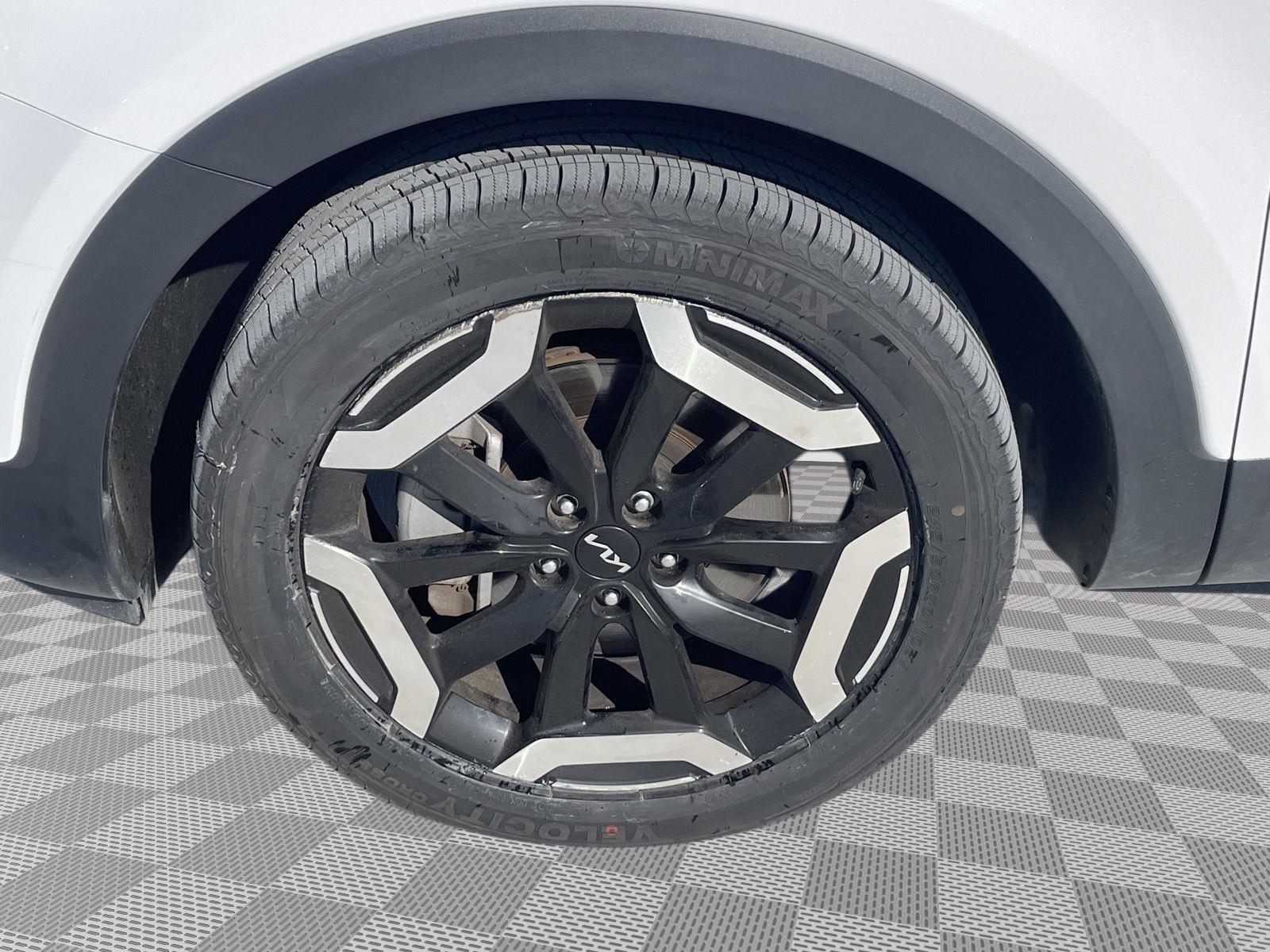 Vehicle photo 10