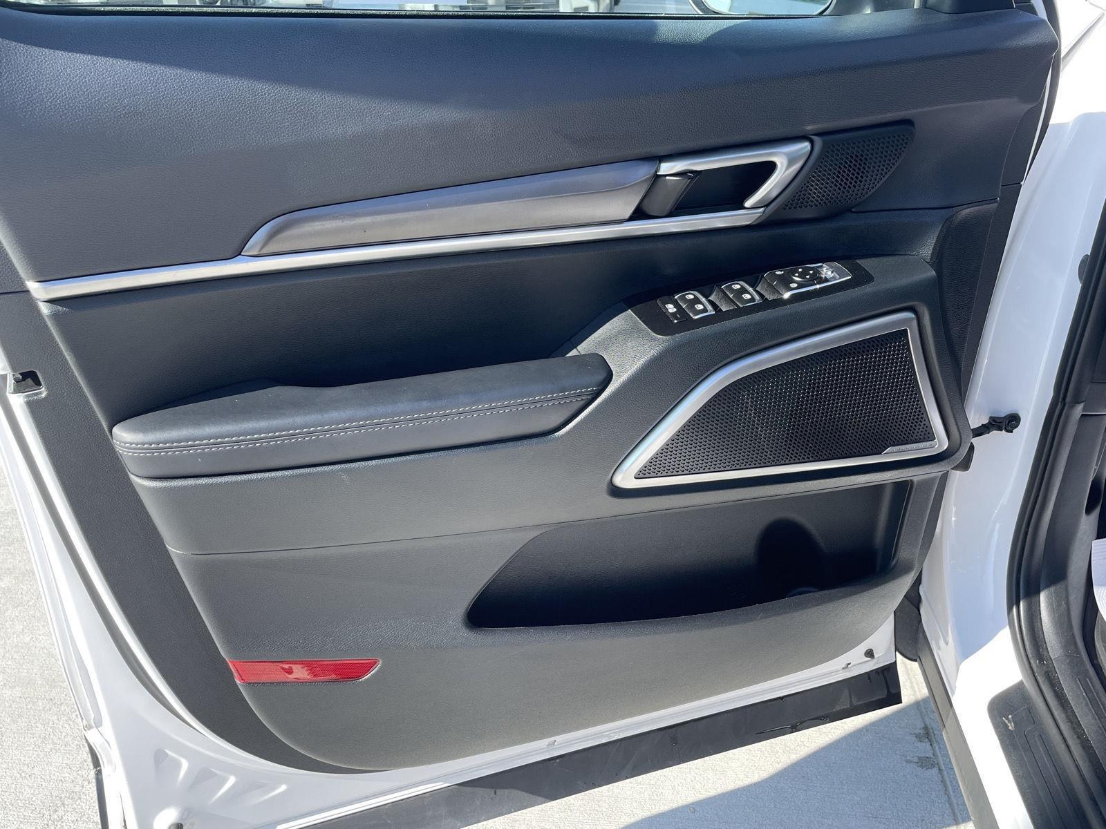 Vehicle photo 12