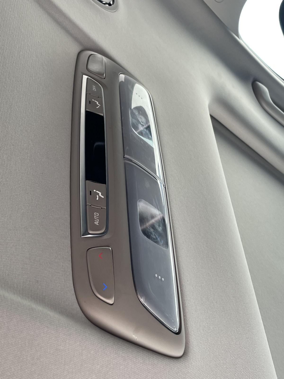 Vehicle photo 18