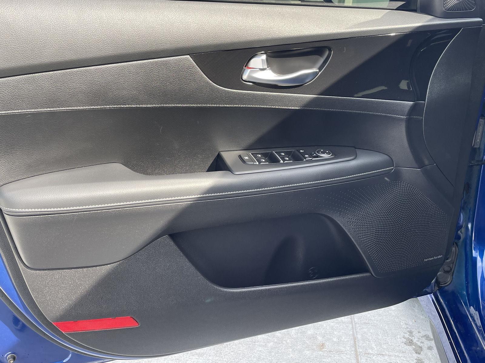 Vehicle photo 12