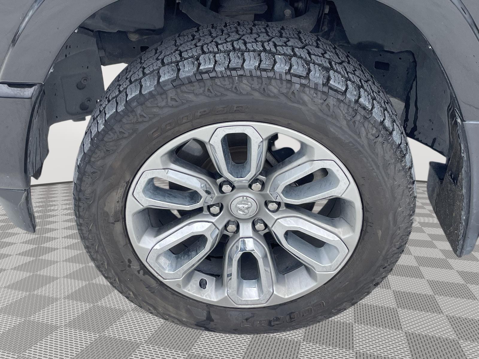 Vehicle photo 10