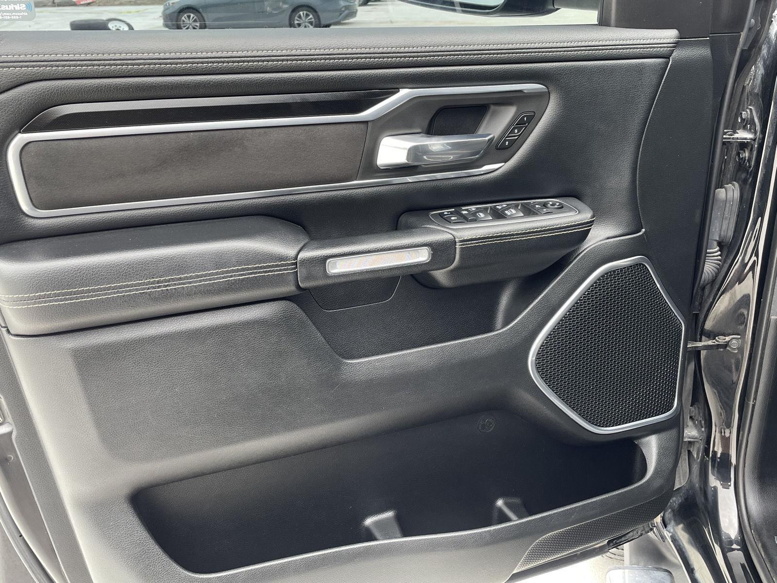 Vehicle photo 12