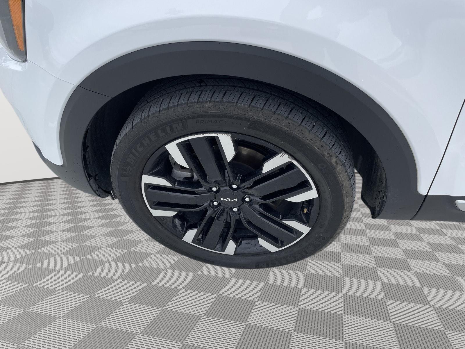 Vehicle photo 10