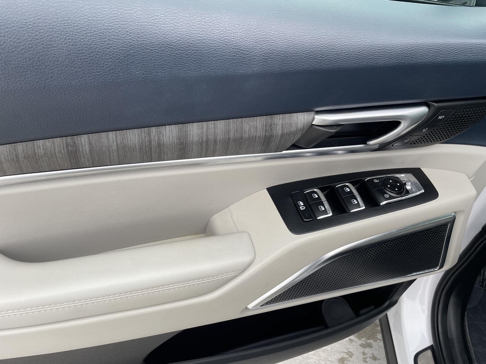 Vehicle photo 12