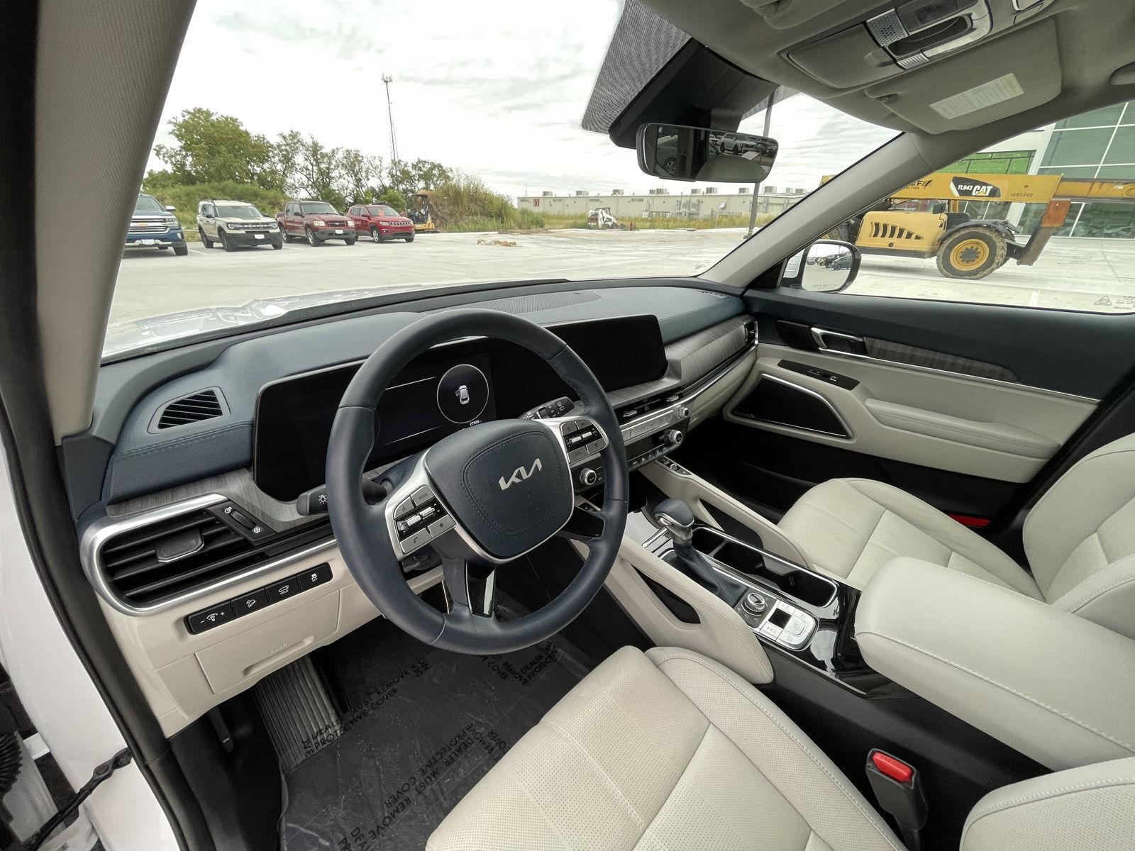 Vehicle photo 14