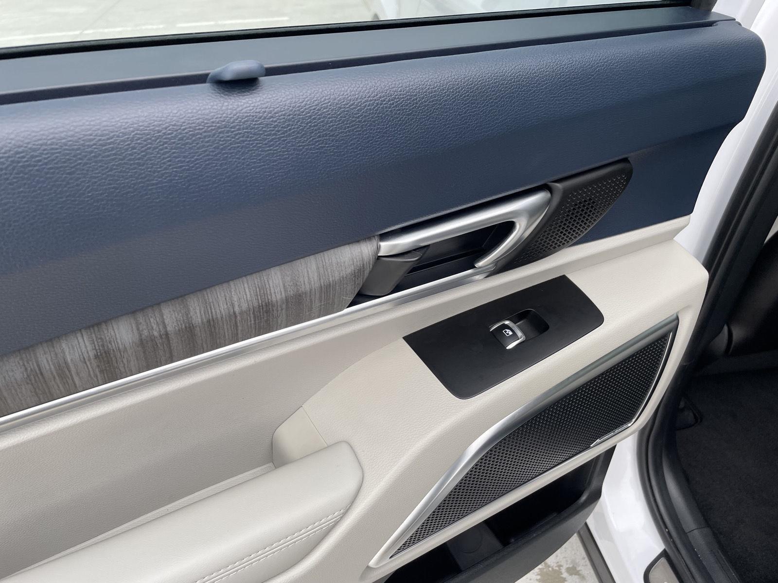 Vehicle photo 15