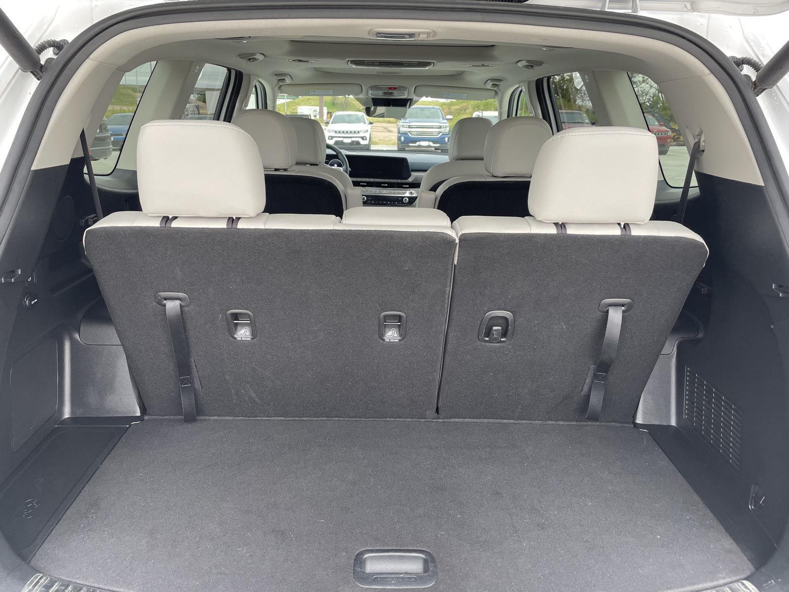 Vehicle photo 17