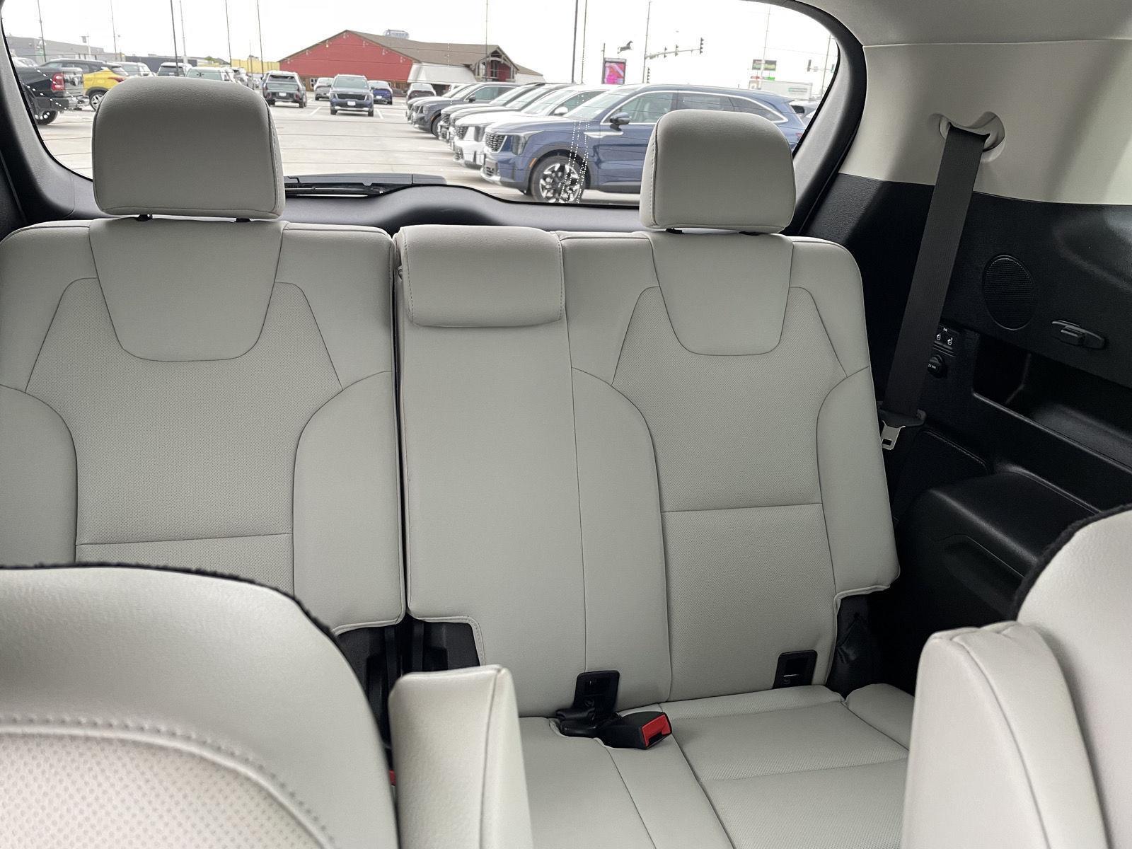Vehicle photo 19