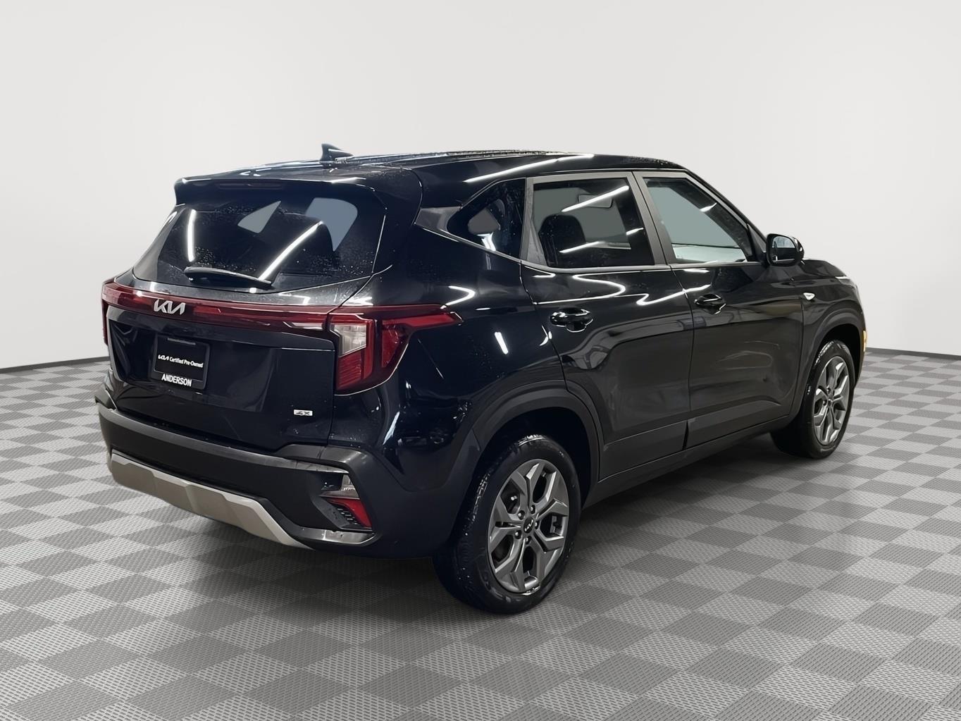 Vehicle photo 6
