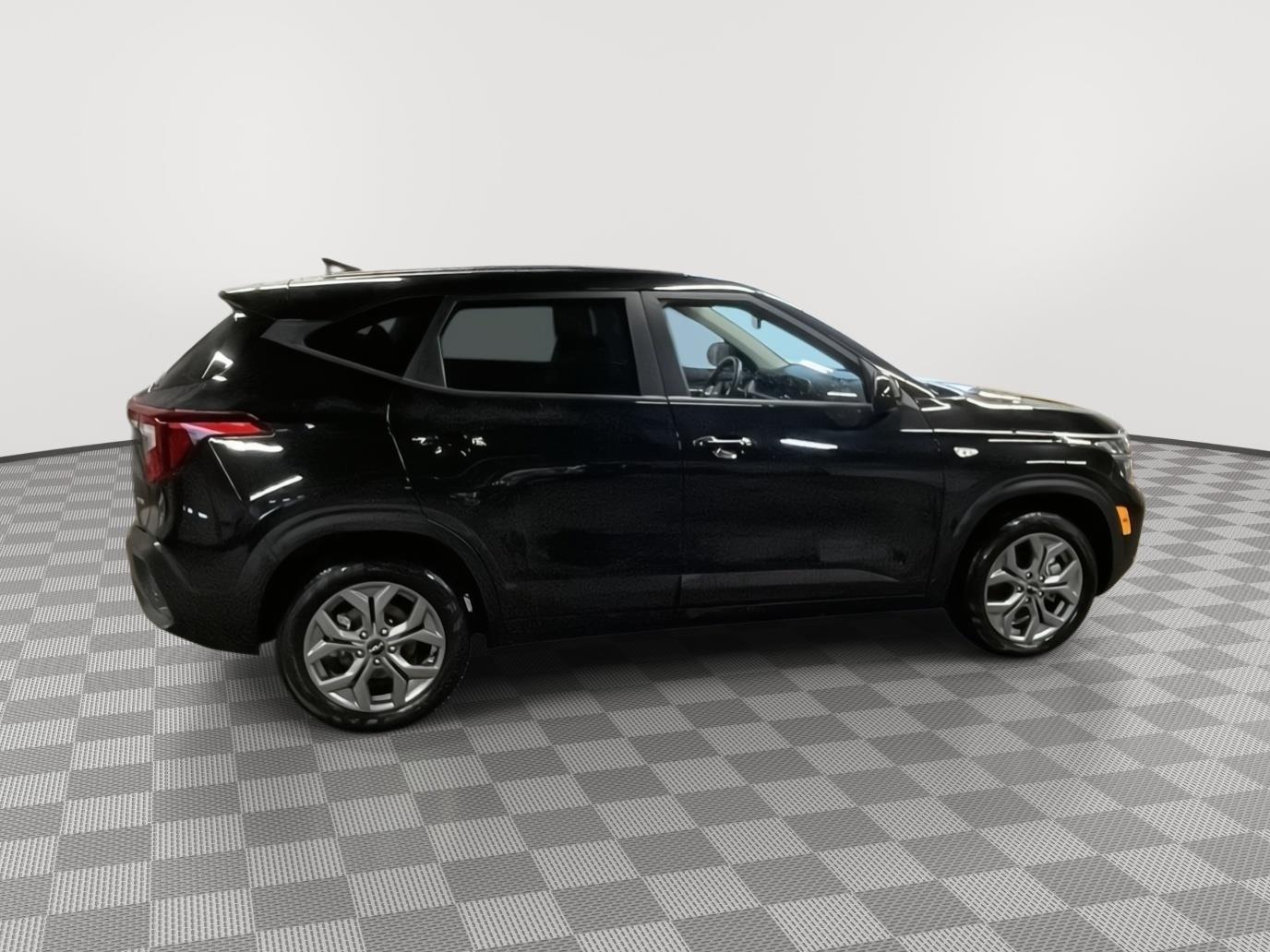 Vehicle photo 7
