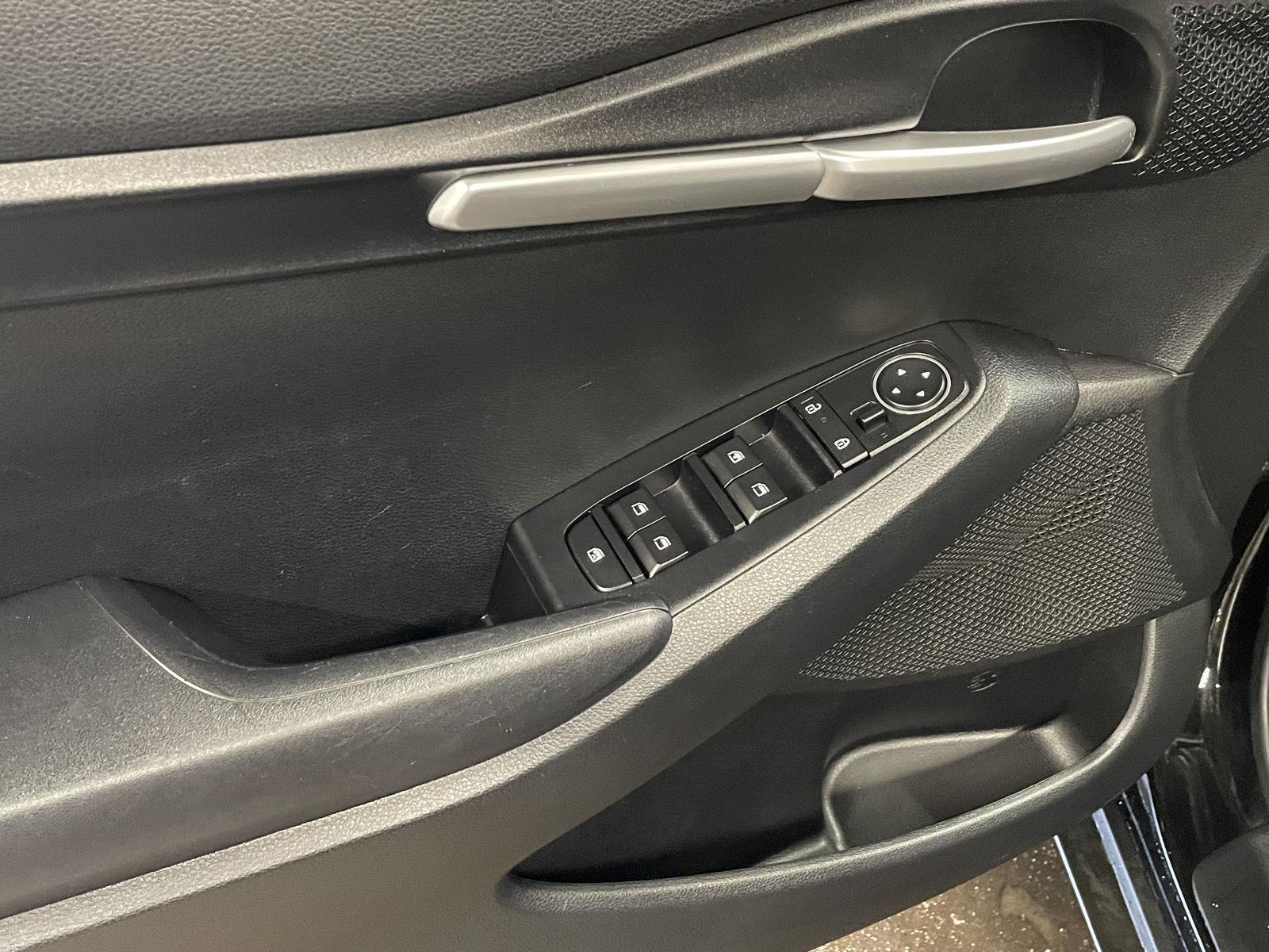 Vehicle photo 12