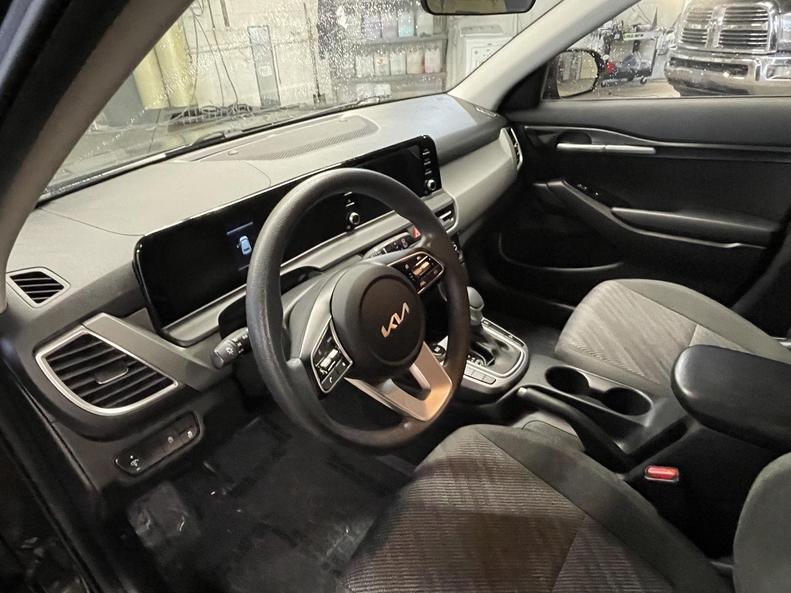 Vehicle photo 14
