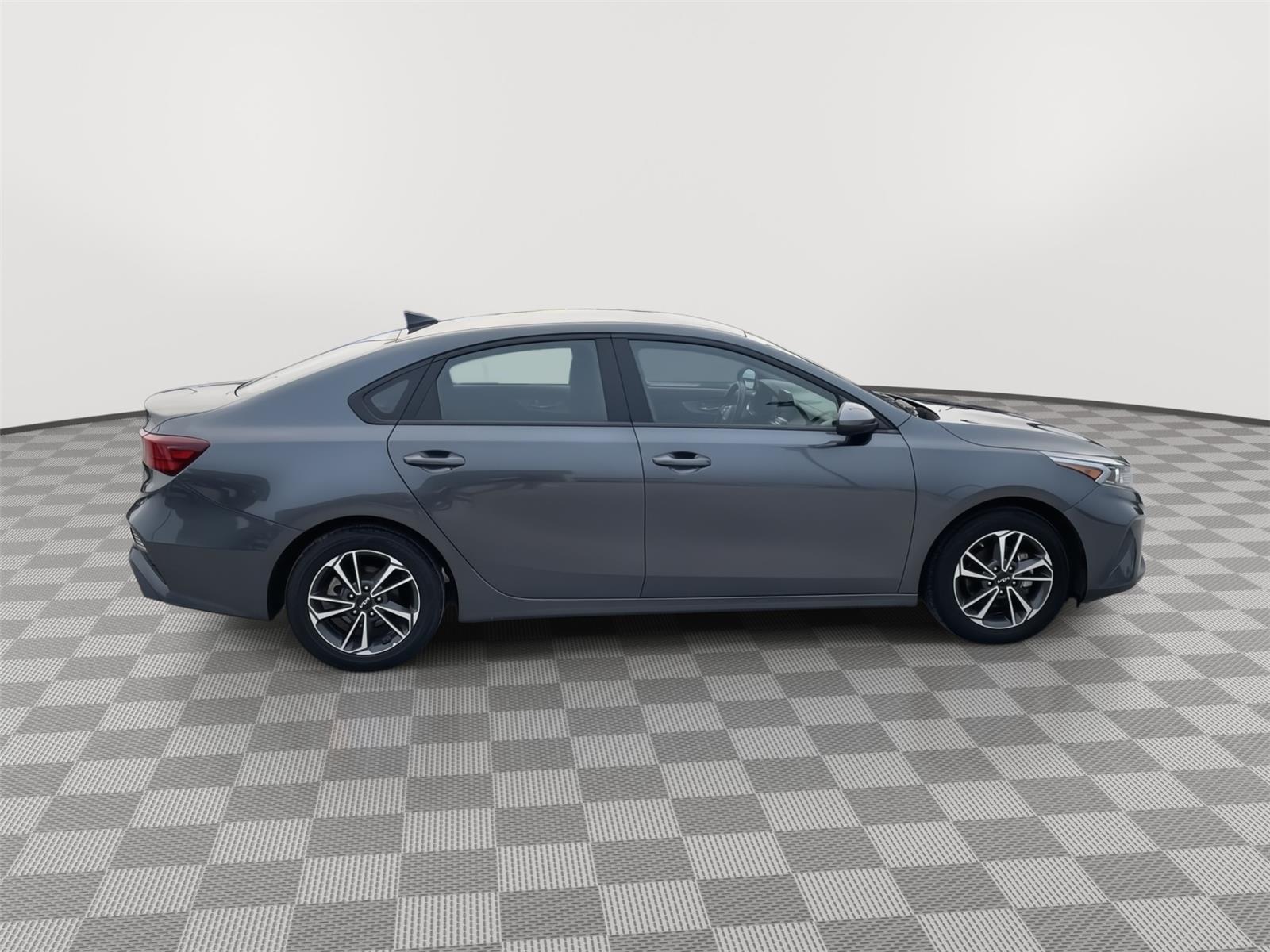 Vehicle photo 7