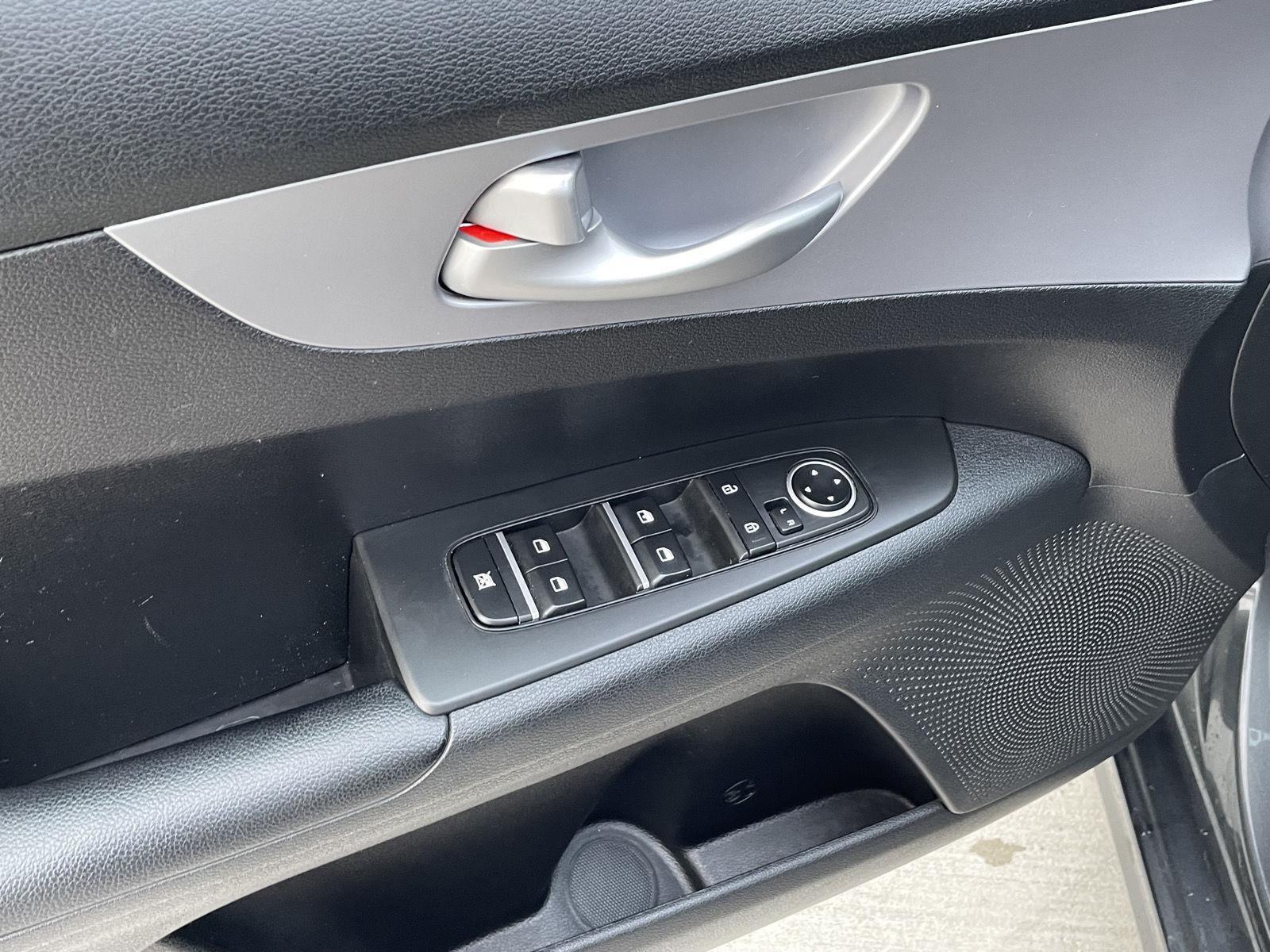 Vehicle photo 12