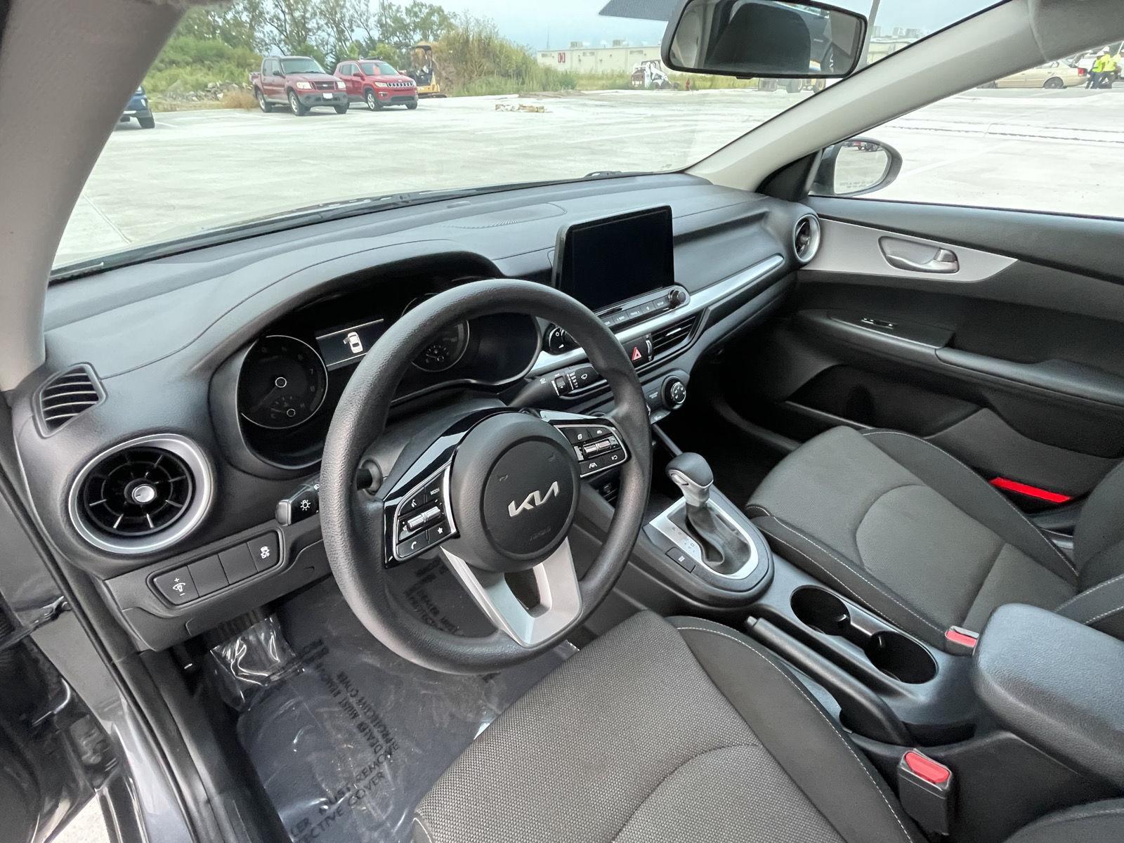 Vehicle photo 14